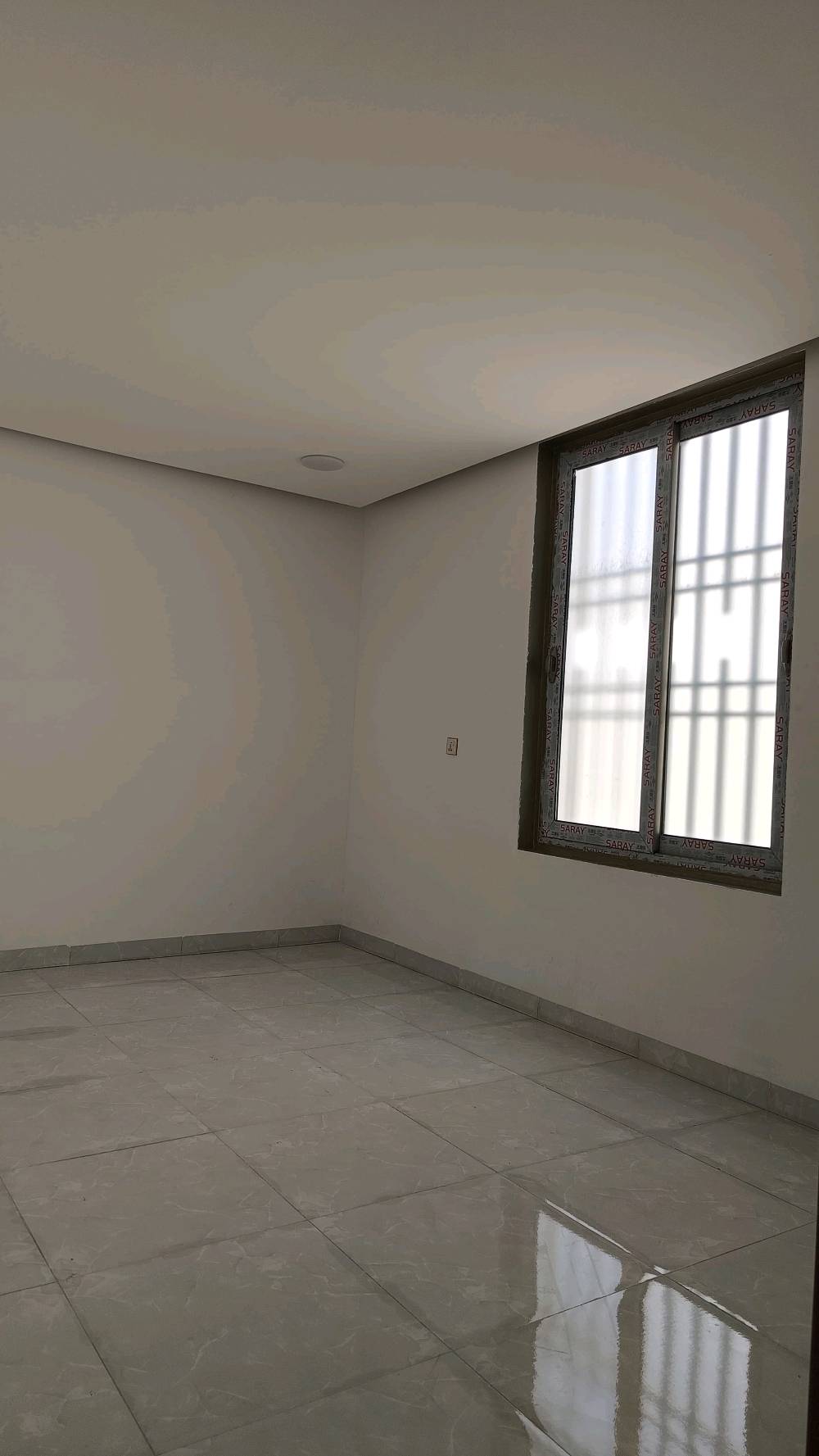 بيت للبيع بحي العباس الفرع الأول خلف فندق البارون مساحة 76 طابقين كامل مكمل وجاهز للسكن الطابق الارضي صالة واستقبال ومطبخ وصحيات والطابق الثاني غرفتين وصالة وصحيات بناء جديد طابوگ والاسااس رفت وغير مسكون
ممكن تذكرلي بأي مدينة/منطقة بالضبط بيت حي العباس؟ وهل الموقع قريب من الشارع الرئيسي أو الخدمات المهمة؟: 
الفرع الأول قريب جداً لشارع السيدة زينب يبعد عن الأمام 2 كيلو متر 
شكد عدد الغرف بالضبط بكل طابق، وهل البيت بيه حوش/سطح/كراج أو مكان للسيارة؟: 
غرفتين وصالة وصحيات وصالة واستقبال ومطبخ وصحيات 
الطابو شنو نوعه بالتفصيل؟ وهل البيع مباشر من المالك وبكل الأوراق جاهزة للنقل؟: 
نعم
السعر شكد؟ وهل قابل للتفاوض، وتريد تبيع نقدي لو تقبل تقسيط؟: 
125مليون وبيه مجال 