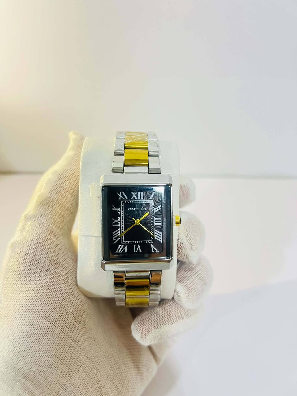 كارتير تانك (Cartier Tank) – الأناقة الكلاسيكية بين يديك مناسبة للمناسبات والاستعمال اليومي والإهداء ✨
تصميم مستطيل فاخر يجمع بين الأصالة والعصرية،بلمسات تعكس ذوقك الرفيع وبأربع الوان 😍.

المواصفات والتفاصيل:

🪙 المعدن: ستانلس ستيل وزن ثقيل مقاوم للصدأ.
⚜️ التصميم: هيكل مستطيل مع أرقام رومانية كلاسيكية وحجر أزرق ملكي على تاج الضبط.
✍️ التوثيق: ختم شعار كارتير متوفر على المينا، الظهر، وقفل الساعة.

السعر للقطعة الواحدة 14 الف والتوصيل مجاني
السعر للقطعتين 25 الف 
مع بوكس هدية مناسب للإهداء
التوصيل متوفر لجميع محافظات العراق 🇮🇶 
للتواصل عبر مراسلتنا او عن طريق الواتساب
***********
كارتير تانك (Cartier Tank) – الأناقة الكلاسيكية بين يديك مناسبة للمناسبات والاستعمال اليومي والإهداء ✨
