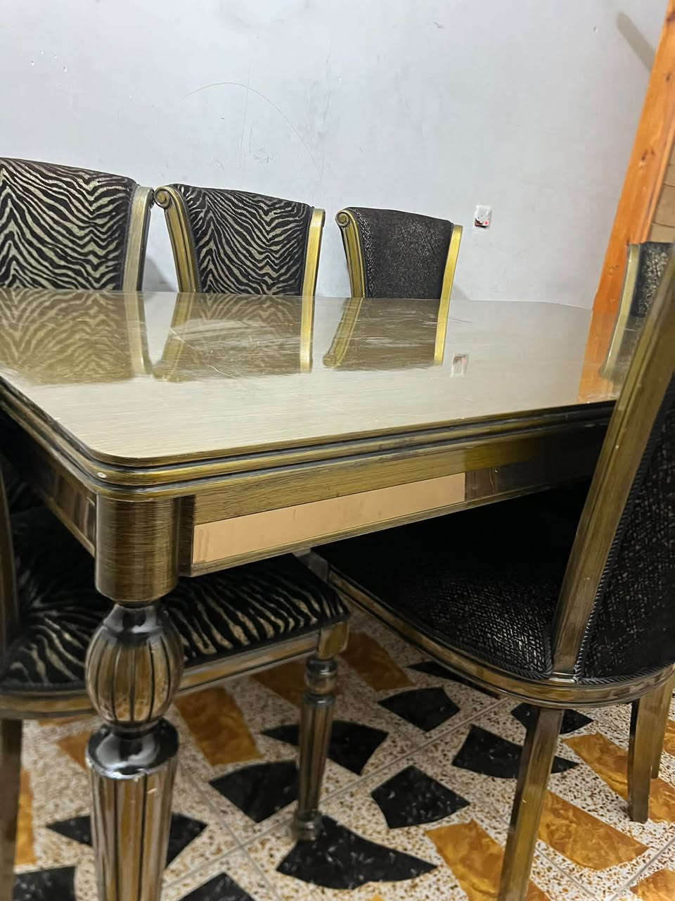 سلام عليكم ميز ايطالي 8 كراسي جديد كلش عارضه بمليون مكان العبيدي ***********
