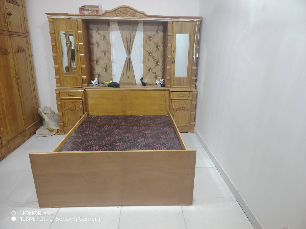 السلام عليكم غرفة نوم جديدة كما موضح بالصورة تزكام بغداد ماخذهه بواحد و٦٠٠ للاستفسار الاتصال ***********
