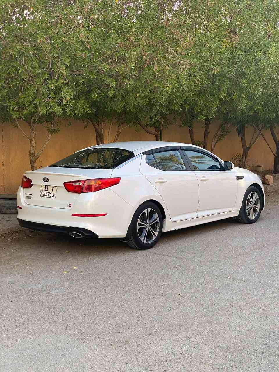 🚗 كيا أوبتيما 2015 "خليجي" - مال جناي ونظافة فول
السيارة "نصبة" وحدة وتفتح النفس، ومصروف عليها بكل حب.
⚙️ المواصفات الميكانيكية:
• المحرك: 2000 دوش (DOHC)، انسى شي اسمه "دوانز"، عزم وقوة ونشاط.
• الكير: ATF 6 نمر، تحكم كامل (شفتات بالمقود + كير عصا)، استجابة سريعة.
• التبريد: ثلج وما شاء الله عليه، شغال وممتاز جداً.
• الممشى: 186 ألف كم (حقيقي).
✨ الإضافات والكماليات (الشغل المرتب):
• التقنيات: شاشة "أبل كار بلي" فول، مع إنارة ترحيبية داخلية تنطيك أجواء مميزة.
• النظام الصوتي: سستم صوت احترافي (أمبليفاير + دمام 1600 هيرتز) لعشاق الصوت النقي والقوي.
• الداخلية: بطانة الارضية مغلفة جلد للحفاظ على نظافة بلادها، والإنارة الداخلية كلها LED.
• الخارجية: إنارة زينون عالية الوضوح، مع إطارات (تايرات) جديدة بالكامل مثل ما موضح بالصور.
• البطارية: جديدة ماركة Black الأمريكية الأصلية.
🔍 ملاحظات الشفافية (للأمانة):
• البدي: السيارة بيها "رصعات" وخدوش خفيفة، والبنيد بيه أثر "بارد" تكدر تسوي pdr ويروح كلشي(بسبب الاستعمال و تخريب مو حادث).
• الدعاميات: بيها كسر بالدعامية الأمامية والخلفية (موضح بالصور) وتتعدل فايبر كلاس  بكل سهولة وترجع وكالة.
• الشاصي والارباك: سليمات وشرط الفحص.
💰 السعر: تواصل ***********
📍 العنوان: بغداد.
ملاحظة: السيارة متعوب عليها وجاهزة من كلشي، اللي يدور سيارة "اطلع وقبط" هي هاي المطلوبة.
