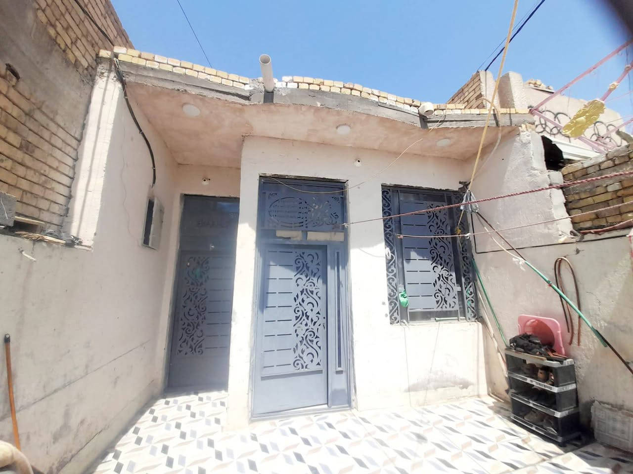 السلام عليكم 
بيت البيع خلف مدرسة الحبيب المصطفى بل زراعي 
المساحه 125 ريم 5×25
بيه غرفه صاله مطبخ ديوانيه وطارمه 
بنيان بلوك سطح ورباط كونكريت 
كله كامل ما عده بيتونه موكفينها فقط وسندويش مسكوفه
السعر 50 وبيه مجال 
تفاصيل اكثر هذا رقمي ***********
