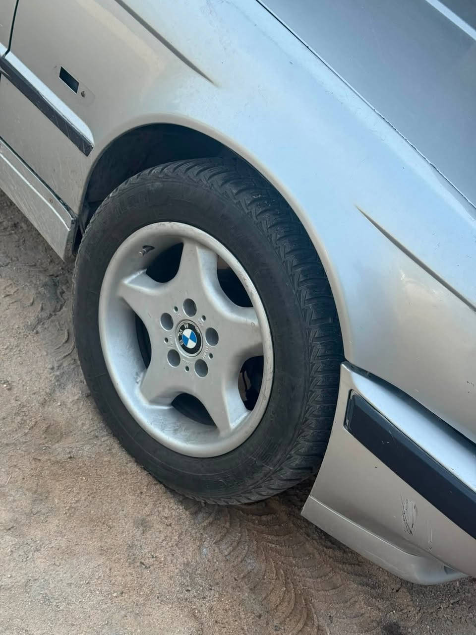 للبيع ب 50$وبيها مجال قليل سياره كامله تخم تاير جديد محرك كير كله كفاله سنويه نهايه ٢٨ البصره قضاء المدينه ***********
