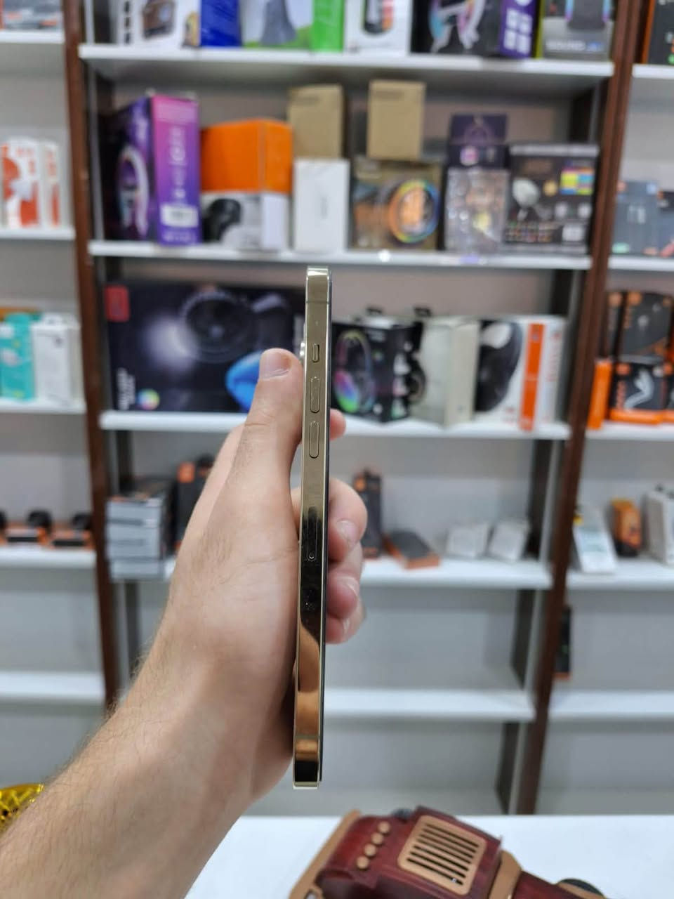12 PRO MAX للبيع
نسخة الشرق الاوسط 
جهاز كلش مرتب مبدل بي فقط شاشه و كامره شرط الكامره اصليه من الشركه و كله شغال الجهاز 
البطاريه بلاديه خدمه 75 بس ما يصرف هواي 
دبل سيم كارت 
ذاكره 256 
السعر خاص مكاني الدوانم شارع المكاتب مقابيل عمارة الزيتونه و هلا بيكم 
للتواصل ***********
