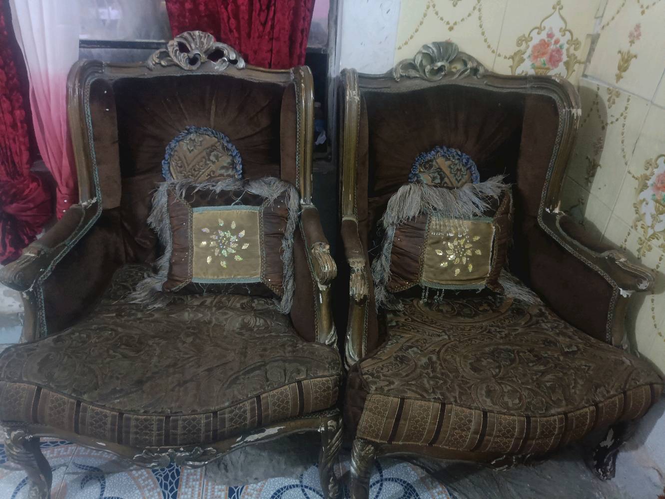 تخـم خليجي نضيف بي زلغات قليله السعر  
  العنوان الحريه الثانيه                             110
شكد عدد القطع بالتخم بالضبط؟ وهل وياهن المخدات/الوسادات الظاهرة بالصور لو بس التخـم نفسه؟: 
10مقاعد مع الوسادات🤎
شنو حالة الخشب والقماش؟ بيه زگلات أو تهرّيات أو أي تصليح سابق غير الظاهر بالصور؟: 
الخشب نضيف لاكن بي زلغات قليله 
الموقع وين بالضبط داخل الحرية الثانية/بغداد، وهل متوفر للمعاينة أو التوصيل؟: 
متوفر معاينه ولا يوجد توصيل 
السعر 110 نهائي لو بيه مجال للتفاوض؟: 
بي مجال للتفاوض