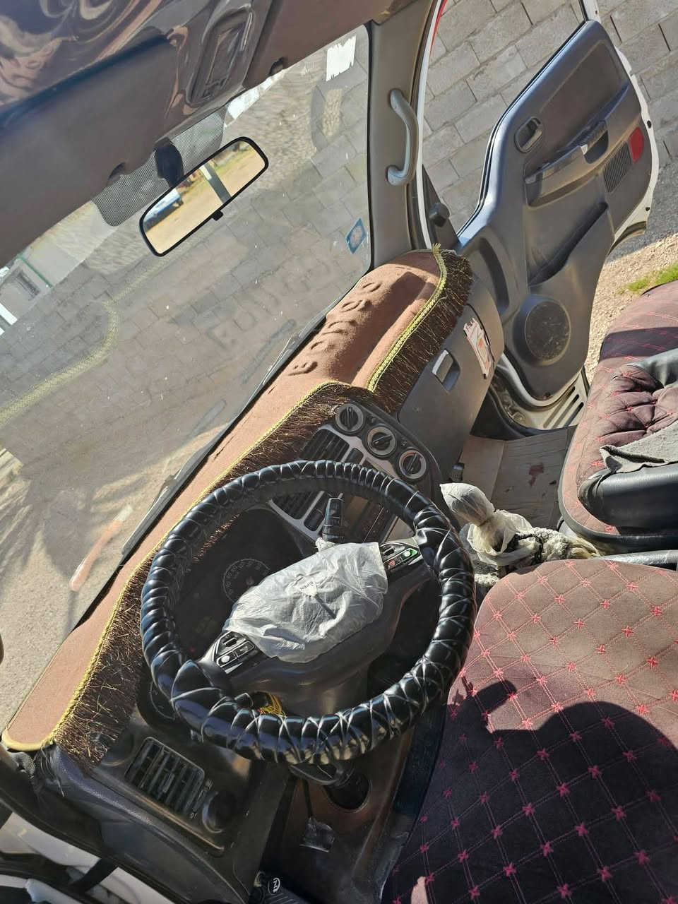 السلام عليكم 
كيا حمل للبيع ٢٠١٣ رقم بغداد 
السياره مكفوله وجاهزه كير محرك اكسن كفاله تخم تايرات جديد 
مكان السياره بغداد ابو غريب 
***********
***********
