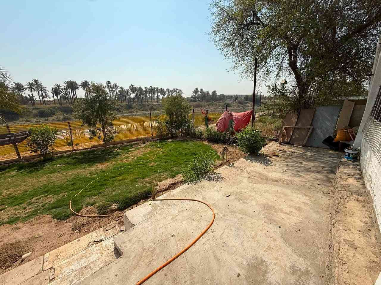 🏡 بيت زراعي متكامل للبيع - بغداد / الأمين الثانية (خلف السدة)
السعر: 350 مليون دينار عراقي قابل للتفاوض(شامل كافة الأثاث).  
 سبب البيع: السفر.  
المساحات والنوع:
 نوع العقار: بيت زراعي (طابو 25).  
 مساحة الطابو: 480 متر مربع.  
 مساحة الأرض الشاطئية (التشجير): 500 متر مربع.  
 مساحة البناء: 200 متر مربع.  
التفاصيل الداخلية للبيت:
 الحدائق: 3 حدائق واسعة.  
 الاستقبال: صالة كبيرة بمساحة (12 × 😎 متر.  
 عدد غرف النوم: 3 غرف بأبعاد مختلفة:  
 غرفة (5 × 4) متر.
 غرفة (3.5 × 4) متر.
 غرفة (2 × 2.5) متر.
 المطبخ: (3 × 3) متر.
 الصحيات: 2 (داخلي وخارجي).  
الملحقات والخدمات:
 المنظومات: ماء إسالة + ماء بئر رئيسي + منظومة تصفية مياه كاملة + كهرباء سحب.
 الكراج: كراج سيارة واسع بمساحة (12 × 3.5) متر.  
 المخزن: مخزن/محل خارجي بمساحة (4 × 4) متر.  
📞 للتواصل والاستفسار: [***********]
