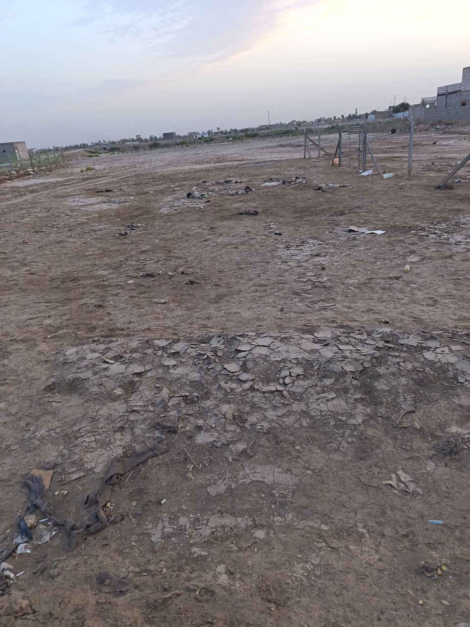 قطع أرض لبيع المساحة 400 متر علئ طريق ديوانية دغارة يم مطعم واثق تبعد عن الشارع العام 50 متر  رقم الهاتف ***********
