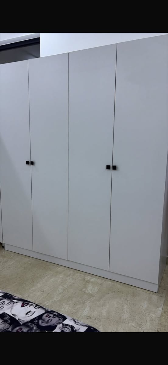 دريسنك روم • خشب MDF • نظيف ١٠٠٪