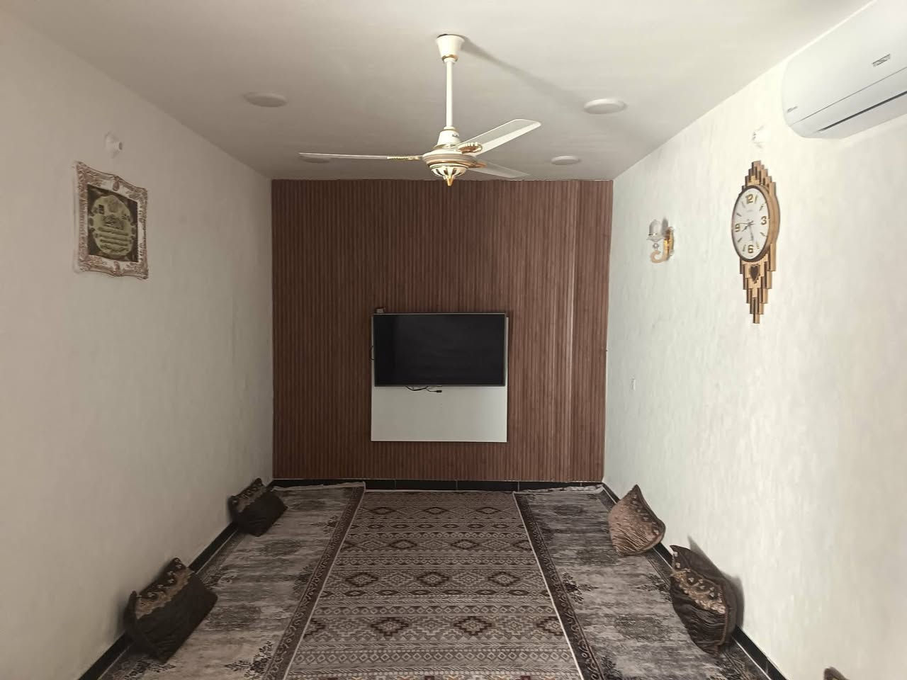 السلام عليكم بيت للبيع  150 متر كامل بناء حديث البيت كامل زراعي مجاري ماء كهرباء تبليط.  صاله مطبخ ترك منور استقبال غرفتين نوم   

  عنوانه جسر ديالى القديم جامع طه
الشراي *********** واتساب واتصال
