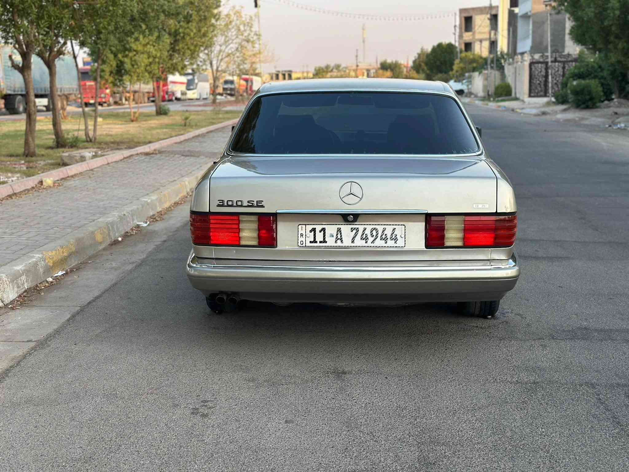 السلام وعليكم مارسدس 1989 
جامبو رائسي باب قصير 
محرك 300 بلادي قبق اسود 
كير محرك تبريد صدر تخم تاير كلشي بيها جديد 
دواخل جديده مسجل بلادي 
اريل كهرباء 
دبل فيت بم 
دبل مروحه 
فول موصفات رقم بغداد تحويل بشرط 
مكاني بغداد السيديه ***********
السعر 68 ورقه بي مجال السياره اعتماديه و4 مرات رايحن بيها للعمره
