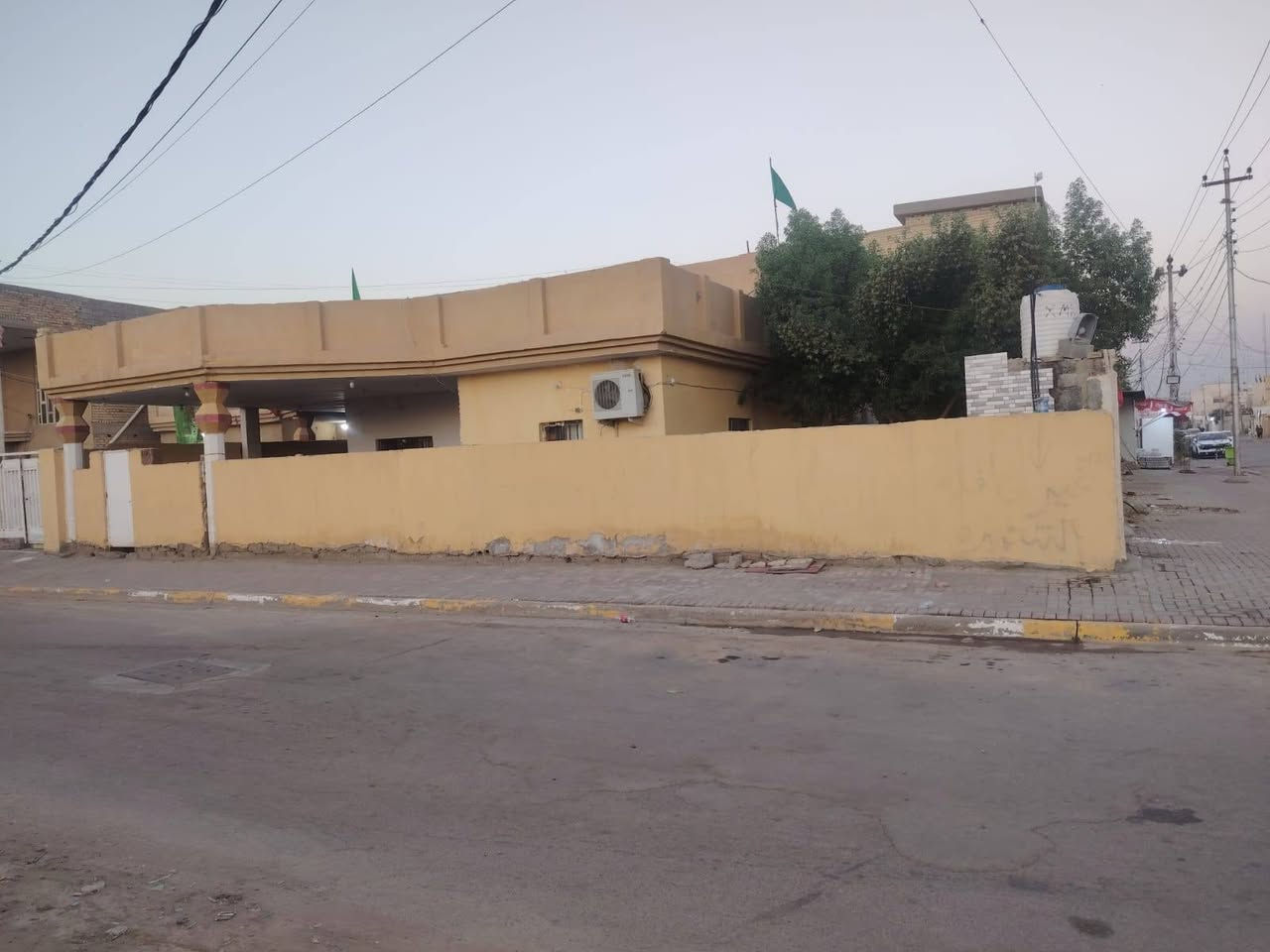 للبيع ٤٠٠ متر ركن شارع حكمت الرئيسي مقابيل المدرسه تاج الدين الاتصال *********** وتحياتي للجميع
