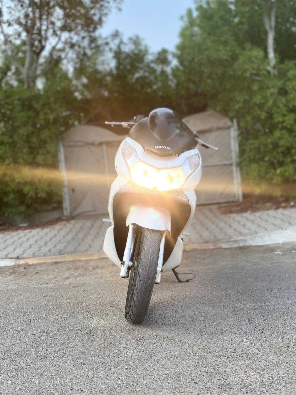 السلام عليكم ورحمة الله دراجة PCX جيل الأول الياباني 125
 كهربائيات كله شغالة✅ 
حساس ازدحم شغال✅ 
حساس ستان✅
عداد سعرة ✅ 
هورن✅  لايت عالي ناصي✅ اشيار كله شغالة✅ 
دراجة منقصاهه اي شي كاملة مكملة✅
السعر مليون 50 بيه مجال
ديالى بعقوبة الاتصال والاستفسار(***********)
