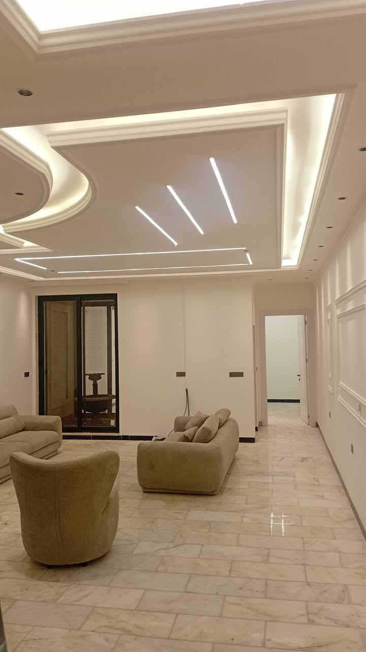 دار زيروو في السيدية بناء درجة أولى موقع راقي بالقرب من شارع العلوة والتجاري..
يمتاز بخارطة جميلة طراز حديث...

ملاحظة ...
البيت مجهز مطبخ بالكامل مع ثلاجة كبيرة مع تخم مع نافورة شلال مضاف بالانارة الجميلة..
مجهز بأنارة بروفايل من شركة فاخرة ....

مساحة ١٥٠م
واجهة.   ٦م
نزال.    ٢٥م

يحتوي على ٤نوم مع خدمات متكاملة عدد ٣ ارضية مرمر واجهة مرمر مع مطبخ وخدمات الواح بالكامل شبابيك المنيوم تركي مع ابواب قاصة أمامية 
مع اجود انواع الأبواب الداخلية مت شركة فاخرة مع ارتفاع السقف ٣.٤٠م..
مع عمل جبسون بالسقف مع انارة مخفية مع خدمات جاكوزي...

مكتب المجد للوساطة العقارية سيدية شارع العلوة مقابيل مدرسة حلم الغد 

العرض حصرا لدى مكتب المجد...

الاتصال..

***********
***********

نسعى لخدمتكم نحو الأفضل نستقبل كافة عروضاتكم السكنية والتجارية..
