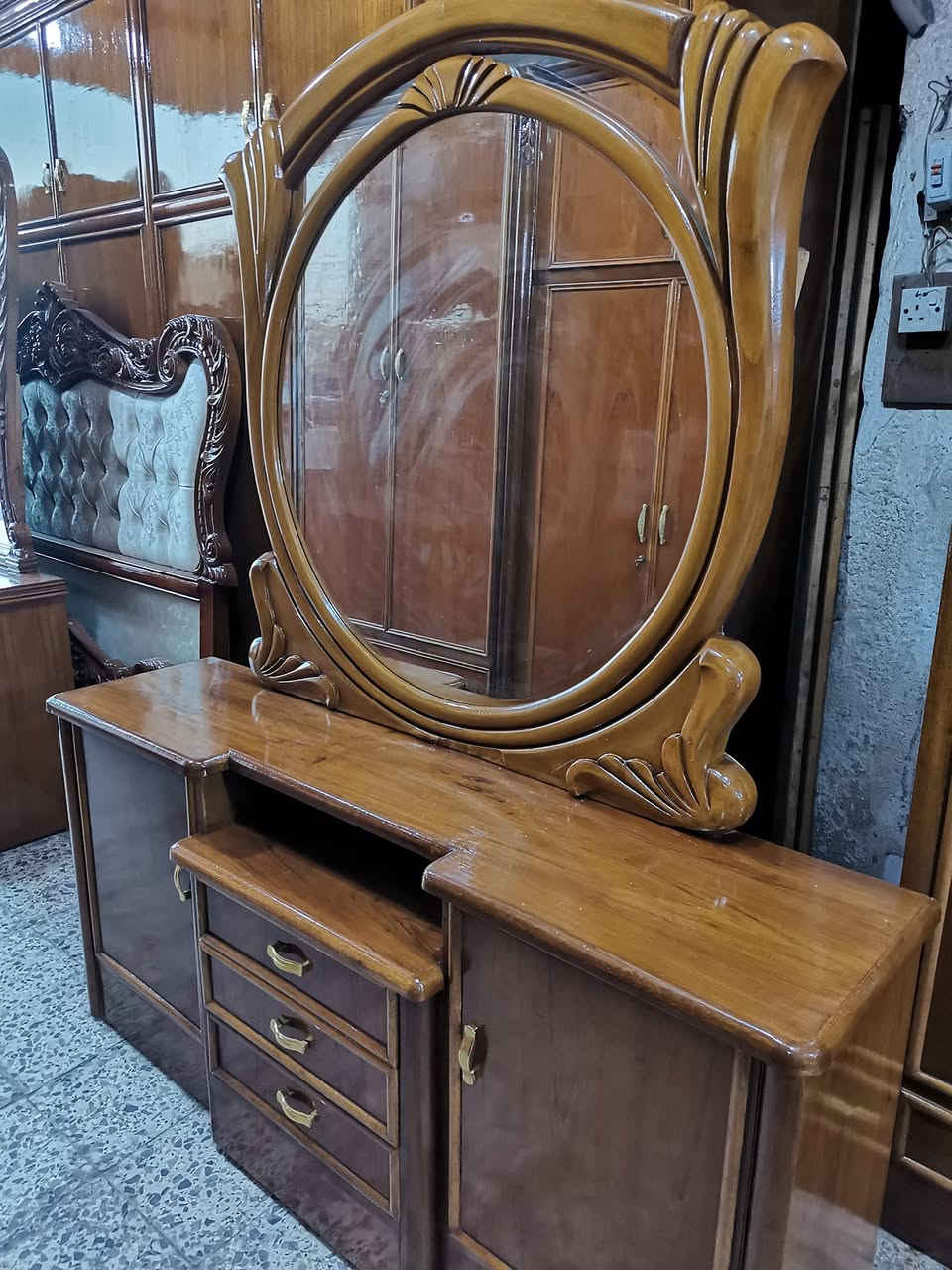 السلام عليكم
نجاره عراقيه فخمه شغل ثقيل جدا جدا ٦ وملحق صاج داخل وخارج مستعمل اخو الجديد الغرفه كله دنك جاوي ولف الابواب ايظا جاوي القاعده ابلوك صاج
للحجز والتواصل علئ الهاتف او واتساب ***********
يوجد توصيل جميع المحافظات
العنوان بغداد السيديه حي الاعلام شارع قطر الندئ
