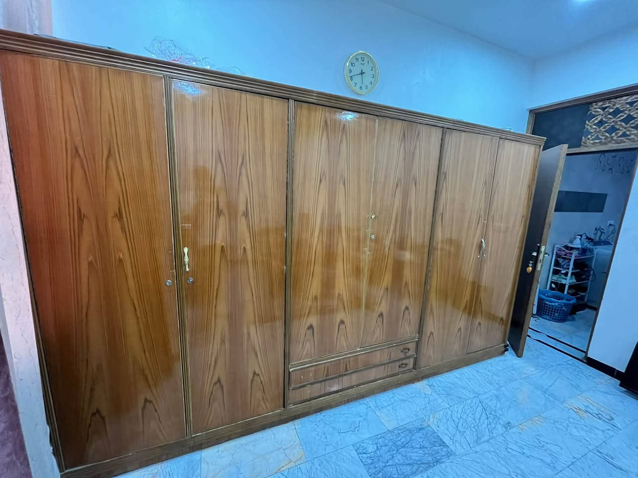 السلام عليكم 
كنتور 6 ابواب مع جرار عدد 2 
الطول ٣ونص متر تقريباً 
الارتفاع 220cm
العمق 90
نظيف جداً 
السعر 250 الف 
العنوان بغداد 
للاستفسار الاتصال 
***********
