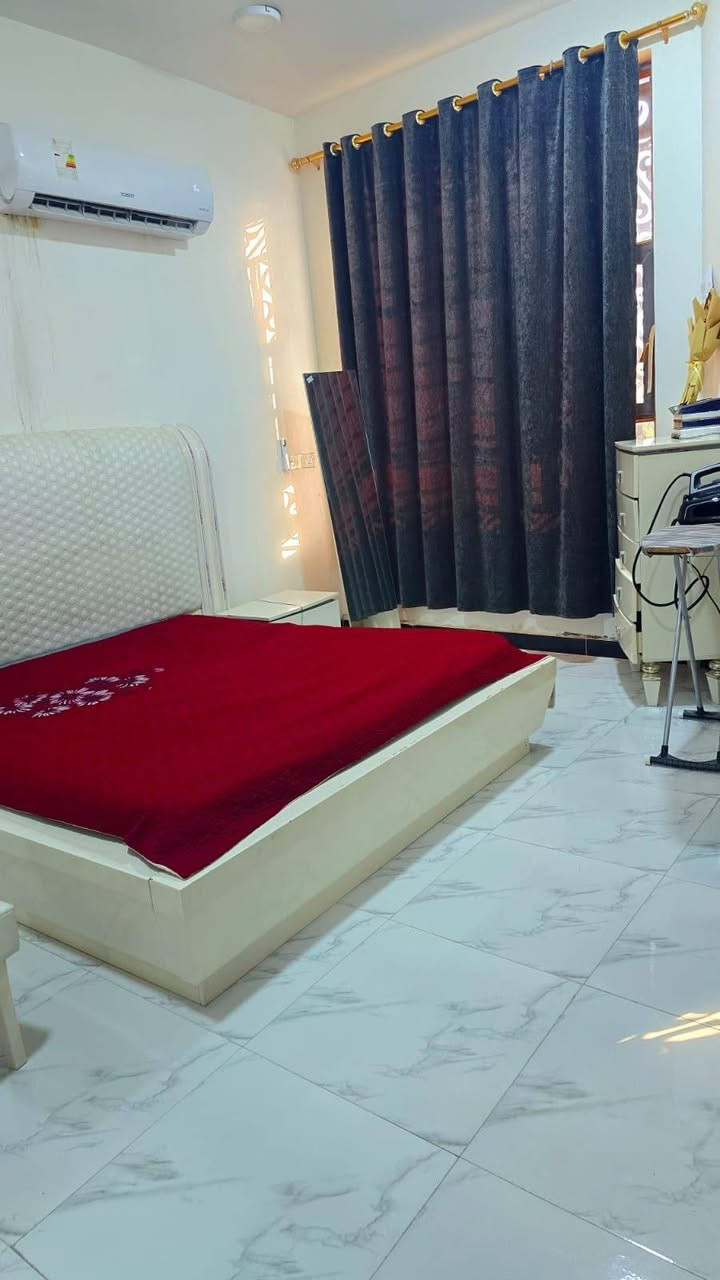 السلام عليكم 
بيع مستعجل بسبب ظرف طارئ
🏡 للبيع بيت حديث مميز في شارع 80  نجف – محافظة بابل (فرع سنتر عبودي)
فرصة سكن راقية في منطقة هادئة ومكتملة الخدمات، بيت حديث البناء لعام 2022، طابو صرف، جاهز للسكن الفوري.
📐 تفاصيل العقار:
المساحة: 100 متر
بناء طابوق حديث (2022)
طابقين + سطحين
أرضيات بورسلين راقية
شارع أمامي بعرض 10 متر
يبعد 200 متر عن الشارع العام
منطقة سكنية هادئة ومناسبة للعوائل
🏠 تفاصيل التوزيع:
الطابق الأرضي: استقبال + صالة درج + مطبخ + مجمع صحيات + صحيات خارجية
الطابق الأول: غرفتا نوم + مجمع صحيات
سطحين
⚙️ الخدمات:
إكمال المجاري وتصريف الأمطار
إنترنت فايبر (ضوئي)
جاهز للسكن مباشرة
🛋️ الأثاث والتجهيزات (جميعها حديثة 2024):
تخم وطاولات
سبالت توسوت عدد 2
4 مراوح كهربائية
ثلاجة هيتاشي 4 أبواب
غسالة سامسونج 18 كيلو
شاشة 55 إنج
أوفن + ميكرويف + طباخ
فلتر ماء + ماطور ماء + سخان
مغسلة داخلية + 2 مغاسل فرفوري
كاونتر HDF و MDF
غرفة نوم كاملة
بردات
منظومة راوتر
مبردة حديد + مبردة بلاستيك
✨ مميزات العقار: بيت حديث، أثاث جديد، موقع هادئ، خدمات مكتملة، وجاهز للسكن بدون أي صرف إضافي.
📞 للاستفسار والمعاينة يرجى التواصل
***********

غير متواجد على مواقع التواصل الاجتماعي
