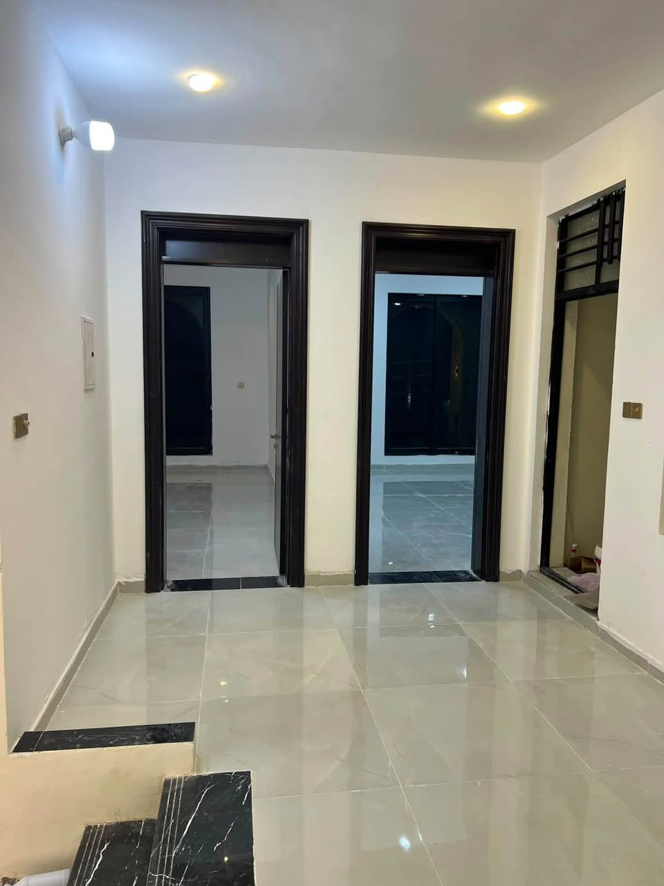 🏡🔥 دار للبيع – بغداد / المدائن / حي التصنيع 🔥🏡

📍 الموقع: حي التصنيع، أول بلوك، وقريبة كلش من الشارع العام.

📐 المساحة: 150 متر
📜 الملكية: طابو صرف
🏠 عدد الطوابق: طابقين
🛏️ غرف النوم: 4
🚿 الحمامات: 3

✨ مواصفات الدار:
🔹 بناء وتشطيب درجة أولى، فول الفول
🔹 صب رفت
🔹 أرضيات بورسلين قياس 80×80
🔹 الحمامات والمطبخ لوح هندي قياس 120
🔹 ألمنيوم تركي
🔹 شغل نظيف ومواد مستخدمة درجة أولى
🔹 موقع ممتاز وقريب من الشارع العام

💎 دار مرتبة وفخمة، جاهزة للسكن فوراً

📞 للجادين فقط، السعر والتفاصيل على الخاص.

***********
