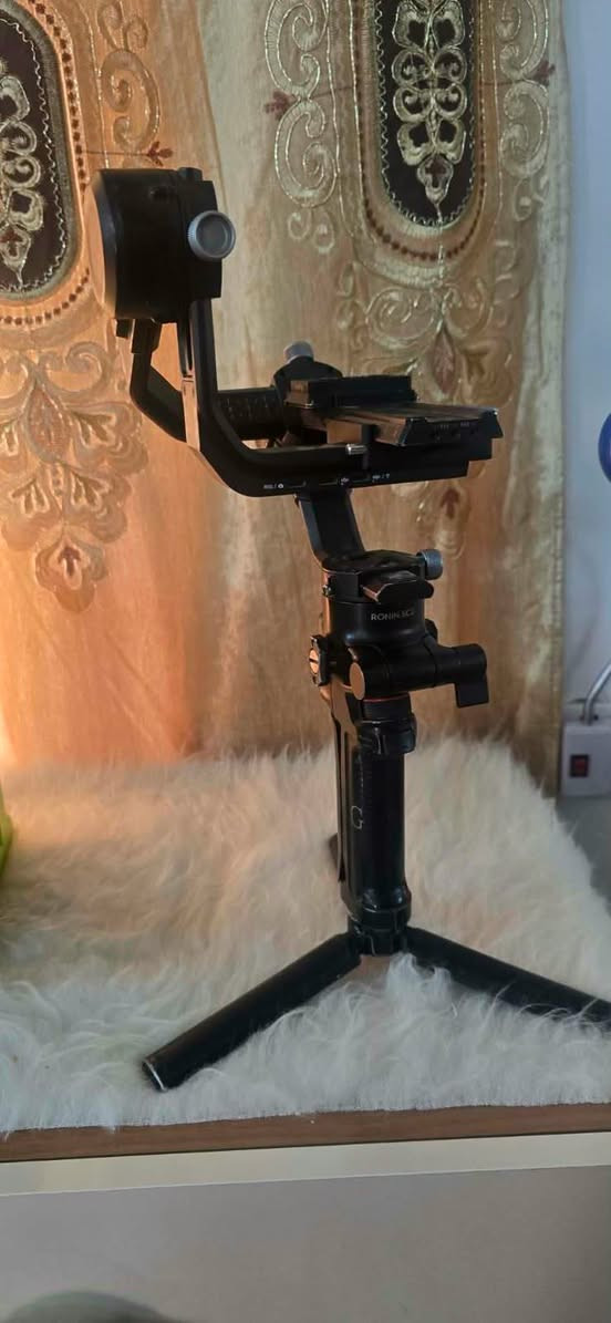 *للبيع: ستابليزر كاميرا DJI Ronin*  
*السعر*: 150
 ***********
