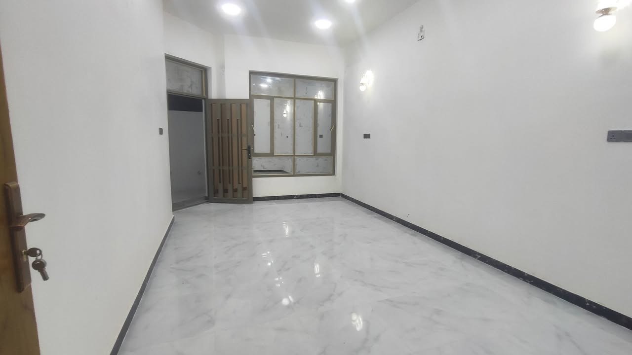 دار للبيع المساحه 140 متر بناء درجه اولى وحديث حي مغربه الشيشان الثانيه ظهر البنزين خانه وقرب السوق رقم الهاتف ***********
