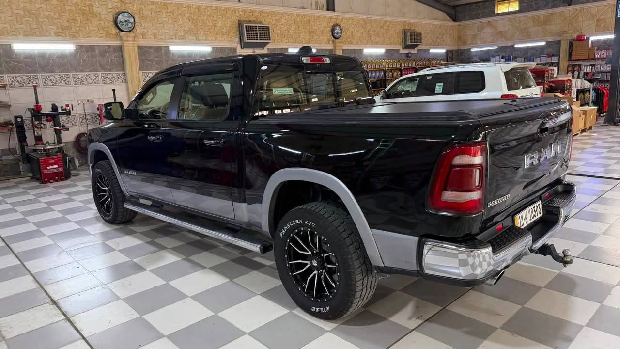 رام وارد خليجي*
مواصفات RAM 1500 موديل 2019*
*المحرك*: 5.7L HEMI V8 eTorque
*القوة*: 395 حصان تقريباً
*الكير*: 8 سرعات أوتوماتيك
*الدفع*: 4x4
- *المقاعد*: جلد + تدفئة وتبريد امامي
- *الستيرن*: تدفئة + تحكم
- *السقف*: فتحة سقف بانوراما 
- *البانزين*: 26 غالون ~ 98 لتر
- *السحب*: توصل 11,500 lbs تقريباً
- شاشة 8.4" او 12" لمس + كاربلاي
- تشغيل عن بعد
- حساسات امامي خلفي + كاميرا
- مرايا تدفئة وطي كهربائي
- تبريد دبل زون عنوان بلد صلاح الدين ستفسار رقم ***********
