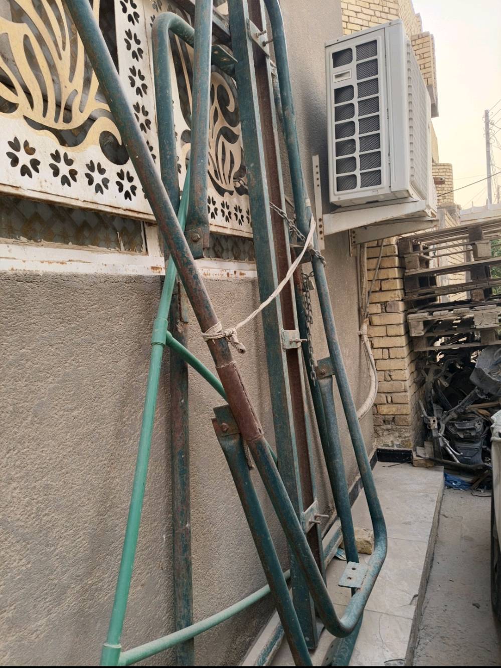 السلام عليكم ونج كهربائي ايطالي للبيع السعر 400 المكان ناصرية مركز ‏‪***********‬‏
شنو الموديل/السعة بالضبط لو نجم الكهرباء هذا؟ يعني كم كغم أو طن يرفع؟: 
واحد طن