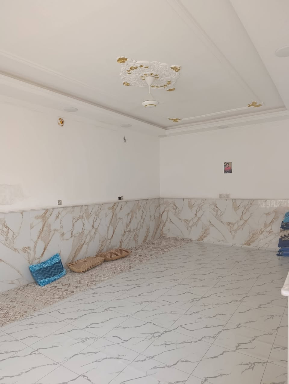 سلام عليكم بيت للبيع حديث بنيان جديد صب سكف وبتلو صب وكله طابوك يحتوي ع غرفتين 4/5صاله 9متر ديوانية 8/مطبخ 7/مساحته 250/المكان قريه العزه قرب قريه بيت فتلاء ع سده/ماي /مجاري بل باب كل لخدمات متوفره////السعر 90وبي مجال لموشراي لا يتصل//***********///
