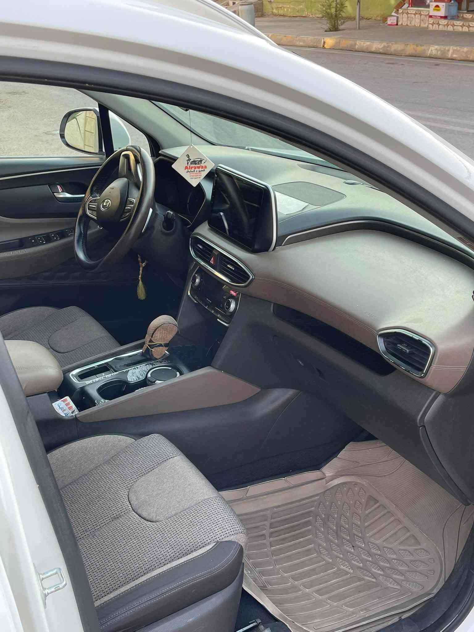 سلام عليكم للبيع سنتافيا خليجي موديل 20 4سلندر مواصفات بصمه تشغيل عن بعد كاميرا خلفيه حساس امامي وخلفي شاحن لاسلكي كشن كهرب واحد 7راكب 3قطع تبريد  سياره بلاديه جديده كفاله عامه من ضربه وصبغ السعر 185 وبيها مجال للشراي رقم الهاتف ***********
