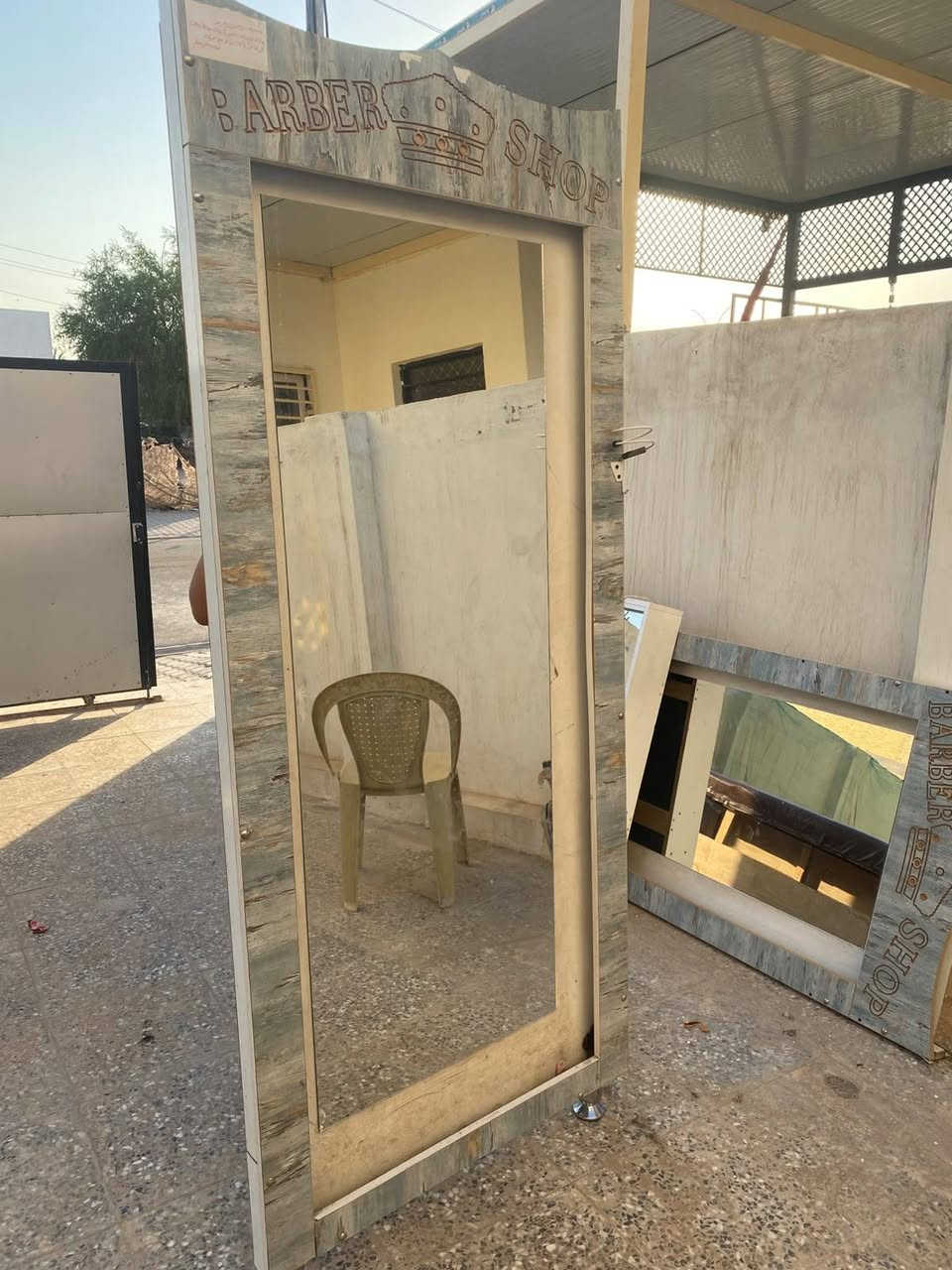 غراض محل حلاقة للبيع
كراسي حلاقة عدد ٢ مع مراية عدد ٢
مع مسطبة للجلوس عدد ٢ مع ملحقات حلاقة 
للتواصل  ***********
