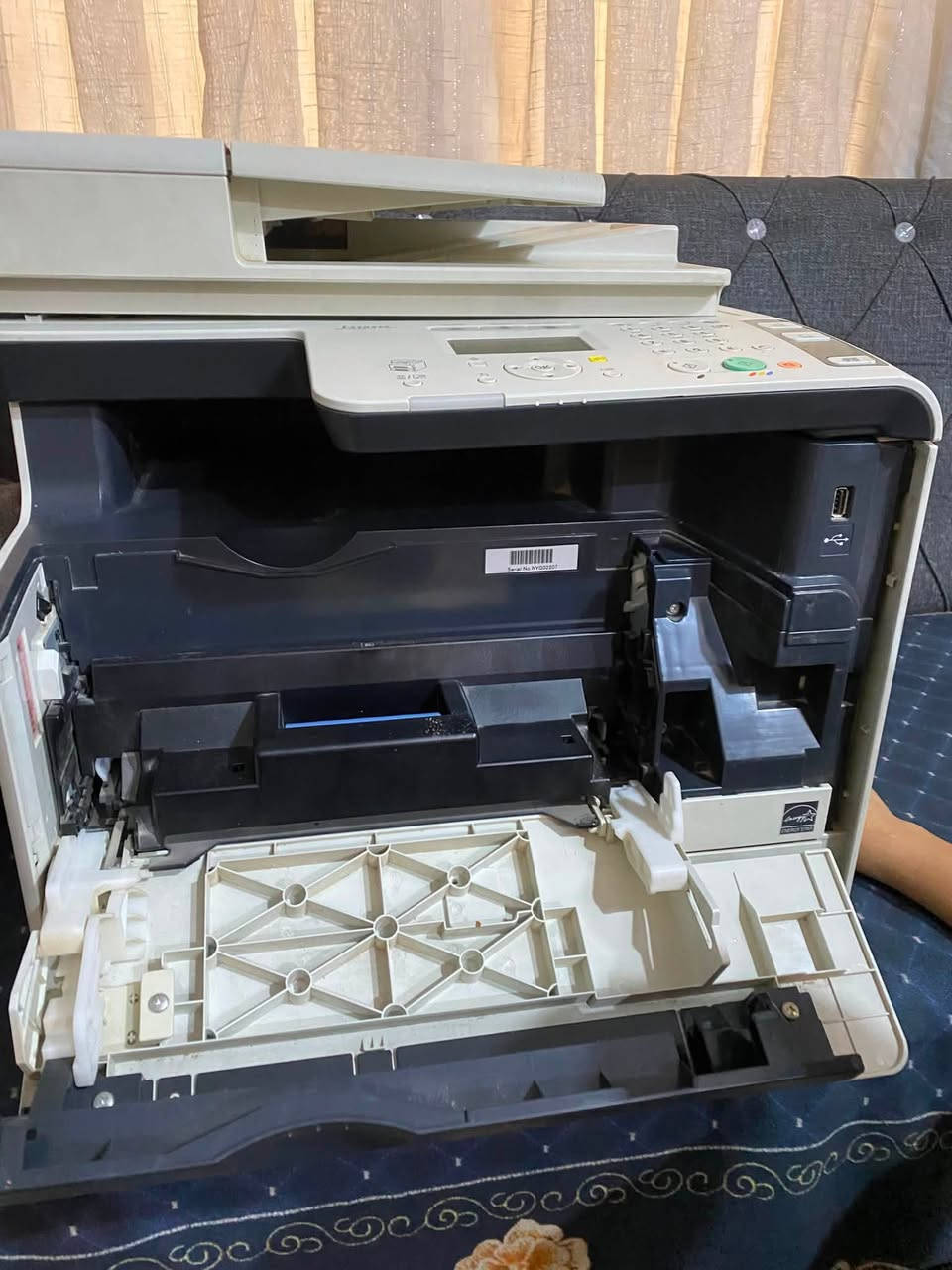 🖨️ الطباعة: أبيض وأسود فقط، ليزر.
* ⚡ السرعة: حوالي 22 صفحة بالدقيقة.
* 📄 الحجم: حتى A4.
* 🔄 طباعة وجهين تلقائية (Duplex).
* 📑 ماسح ضوئي: ملون، دقة بصرية 600×1200 dpi.
* 📚 ADF: تغذية تلقائية للمستندات، وتدعم النسخ/المسح المتعدد.
* 📠 فاكس مدمج.
* 🔌 USB + شبكة Ethernet (LAN).
* ❌ لا يوجد Wi-Fi مدمج؛ لذلك لا تتصل بالموبايل مباشرة عبر الواي فاي. 
* 🗃️ درج الورق حوالي 250 ورقة.
* 🧴 التونر الأسود البديل يعطي تقريبًا 2,000 صفحة.
*********** واتساب
