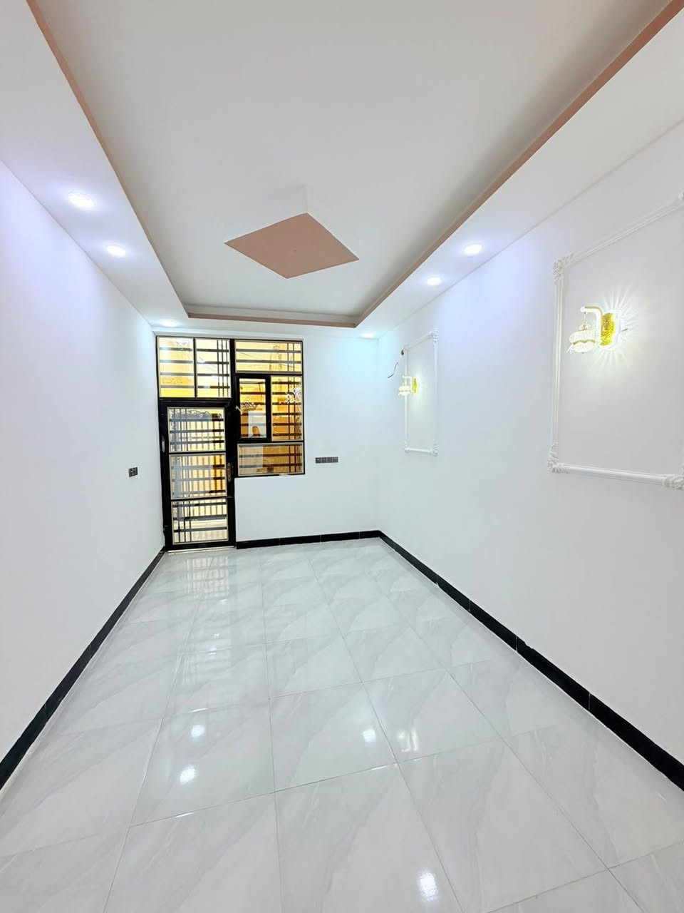 دار للبيع 100م ( مكتب النور)
#الستفسار_*********** وتساب

موقع /نجف 🏡شارع المطار
#مقابل قرية الغدير عمود  262

غرفه /صاله/مطبخ / ستقبال/ صحيات/
بناء فول/ اساس + سقف كونكريت +        _______طابوك 
ألخدمات
 🏡 #ماء/كهرباء/مدارس/سوق/تبليط/لحد الباب  يبعد عن الشارع العام  100 م
