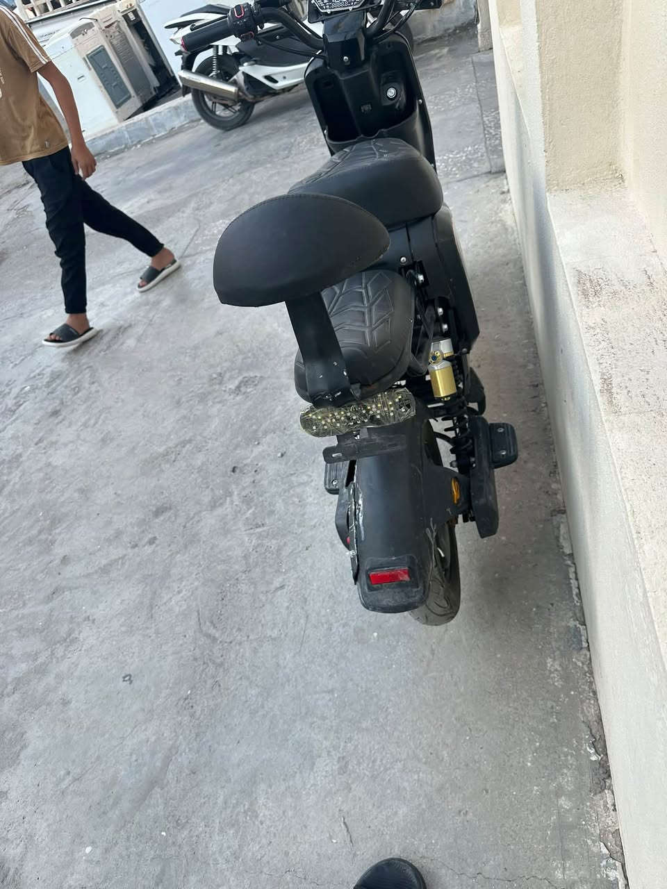 السلام عليكم دراجه R8 اندعمت بيه ضربات خفيفه مابيه كل نقص دراجه حلوه شحنه يطول
نقصه فقط سويج ضايع تشتغا بصمه وكارت 
السعر 225 
***********
بغداد الامين الثانيه
