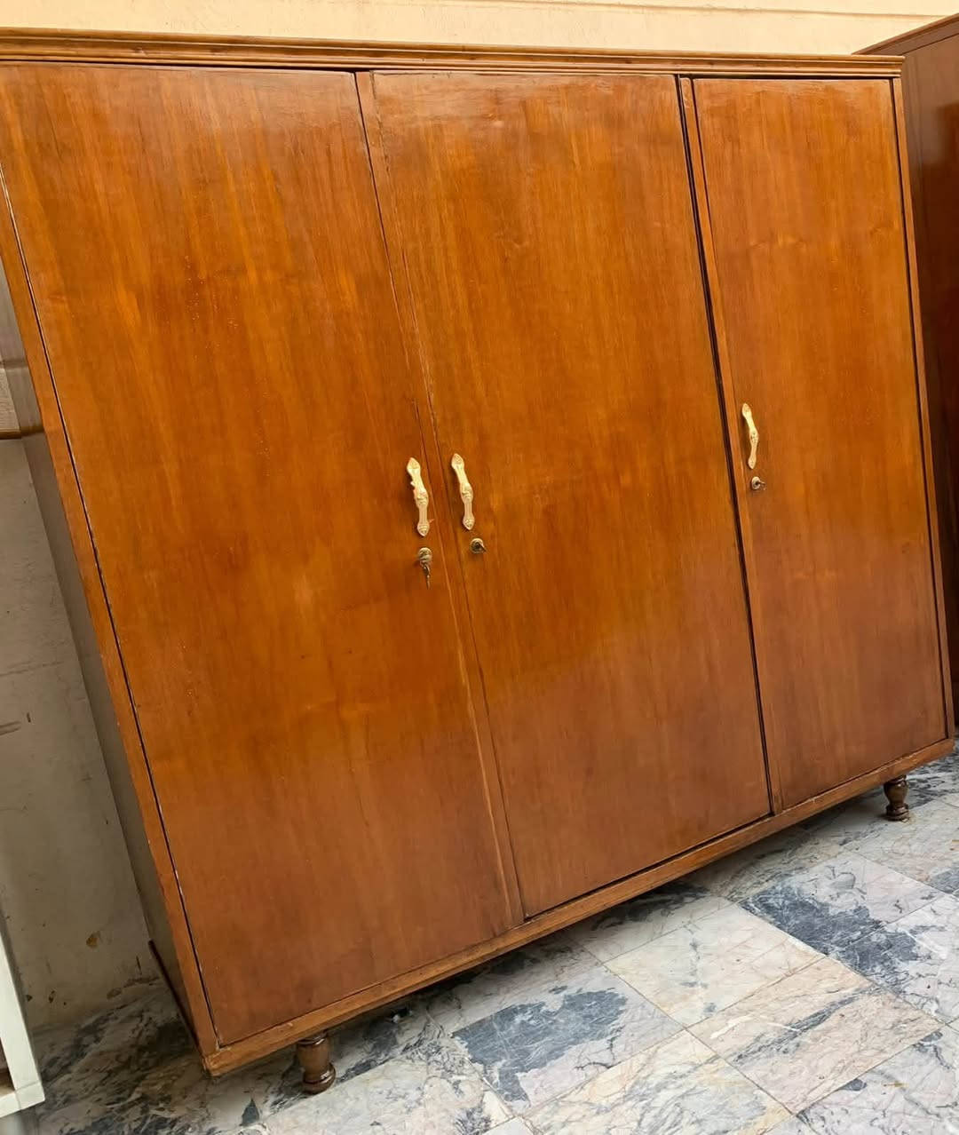 السلام عليكم من رخصت مدير محترم عندي غرفه خمسه بيبان صاج تزكام درجه اولى خشب ثقيل جدا ضهر جرجوبه الغرفه صاج درجه اولى السعر 400 وعندي كنتور ثلاث بيبان نضيف جدا السعر 125 وعندي بوفيه فراش ايضا نضيفه جدا السعر 75 المكان بغداد مكلفه بالنشر اتصلو عل رقم فقط ***********
