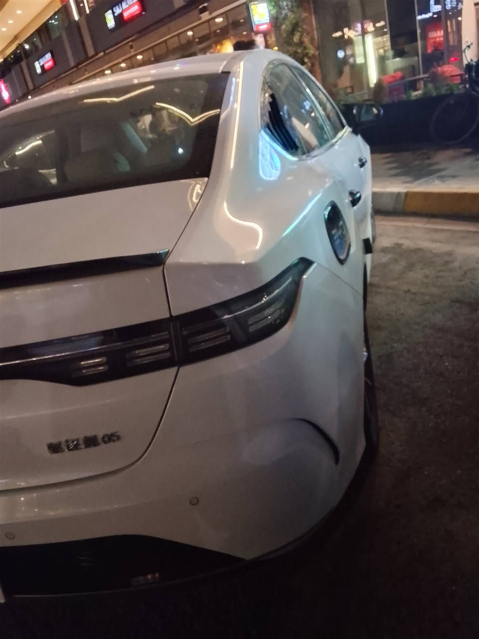 بي واي دي دستورير ماشيه 6000 الكلي السعر 20 مليون وبيها مجال بسيط ***********
