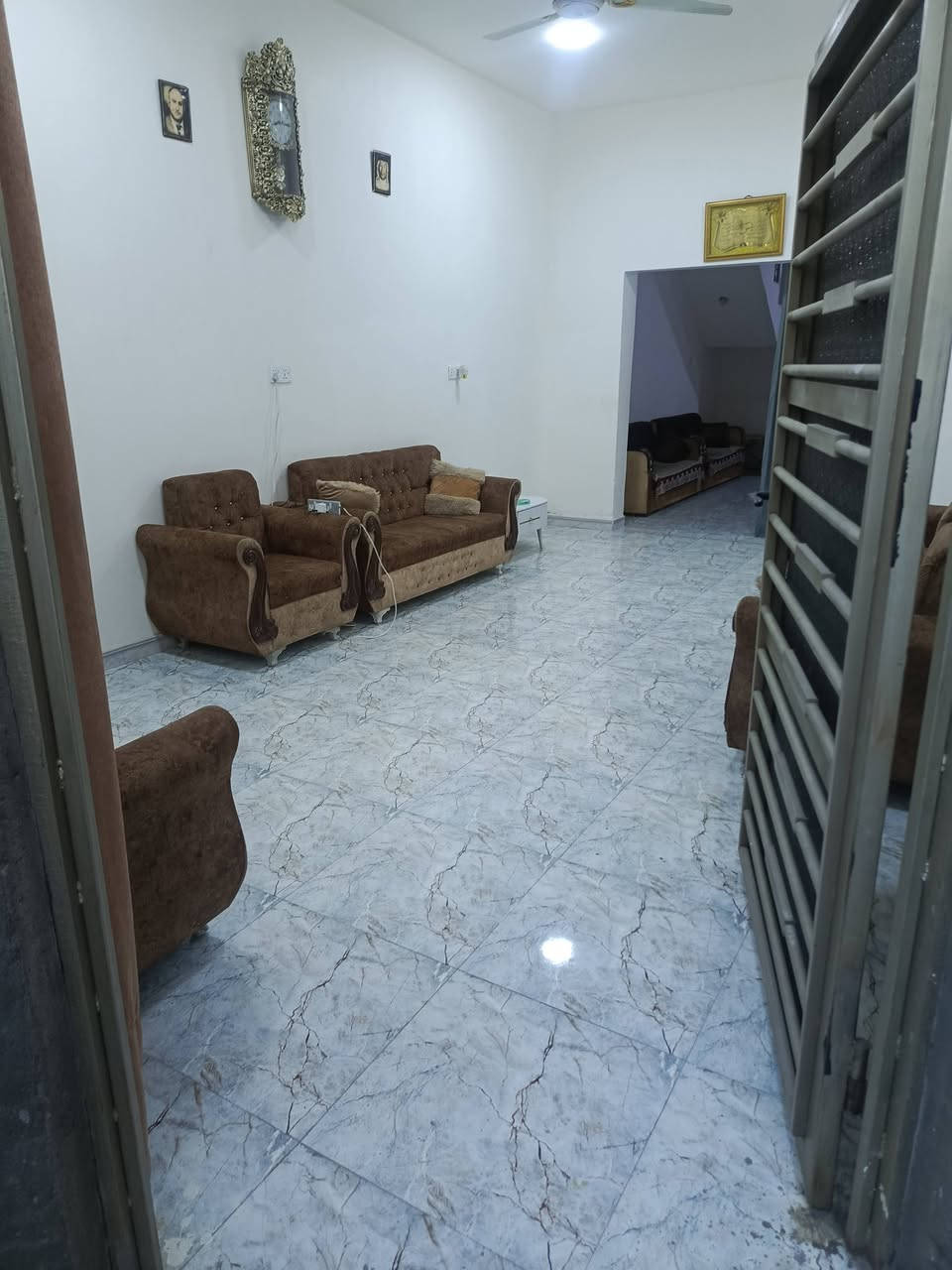 بيت للبيع حي بغداد المربع الذهبي خلف مجلس محافظة مباشرةً بجانب المدارس الصينيه واعدادية الصناعة 
4 غرف نوم + صحيات خارجية وداخلية 
بيت طابقين 
مطبخ + استقبال+ صالة 
بناء طابوق بناء حديث 
للاستفسار ***********
