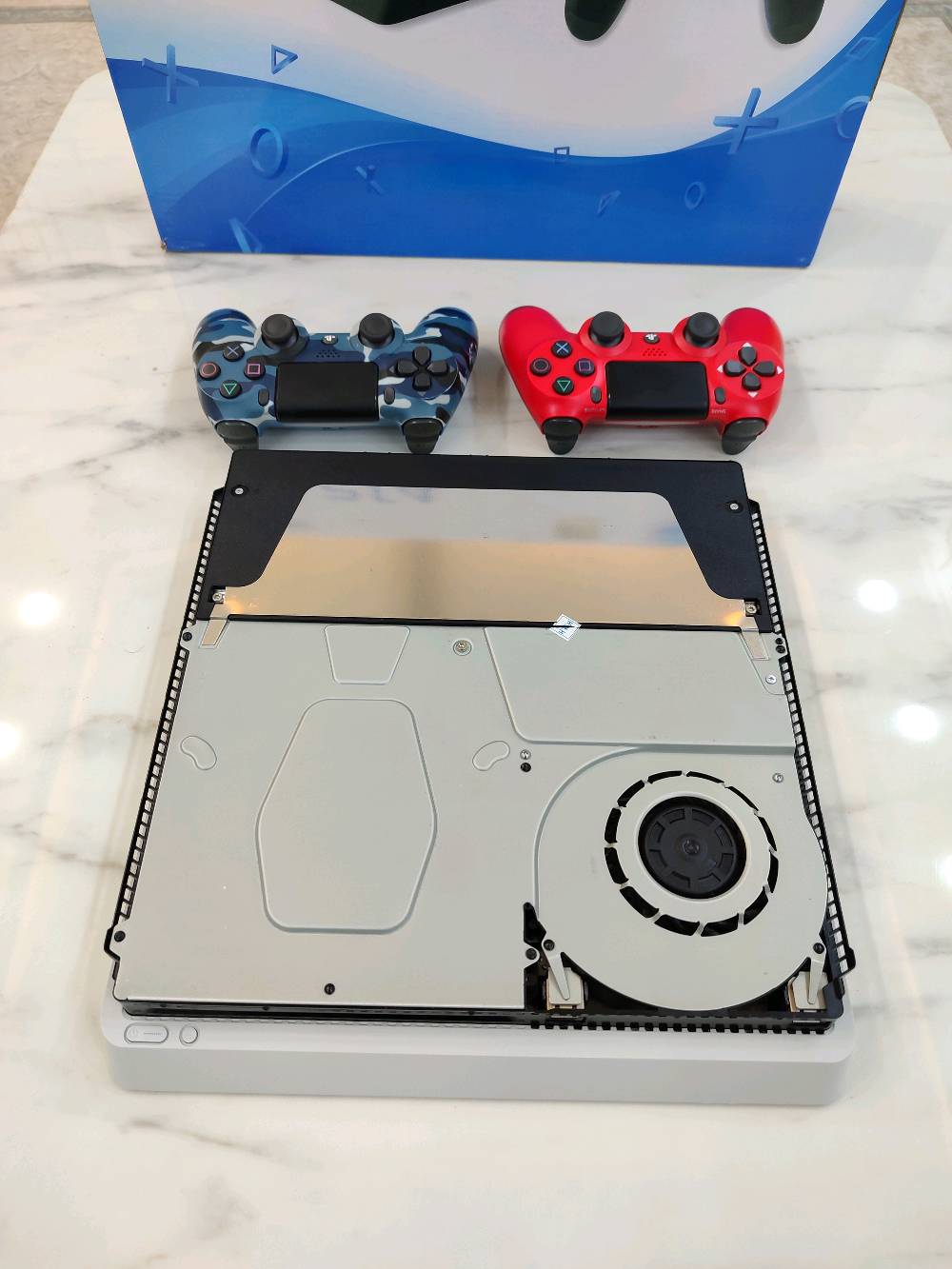 بلي 4 سلم ياباني مهكر نظام 13.52 مستعمل نظيف جدا مثل ما تشوفون بالصور ذاكرته 500 جيجا ويا جوستكات اثنين تجاريه نوعيه جيدة ما مفتوح ولا مصلح كامل ملحقاته مع الكرتونه والالعاب مليان واذا تريد حسب الطلب موجود اغيرهن سعره 255 الف مع توصيل وبي مجال بسيط مكاني ديوانيه حي العسكري الاول وتوصيل موجود لكل مكان
هل الألعاب المثبتة تبقى ويّا الجهاز لو تريد أفرغهن وأخليه حسب طلب الزبون؟: 
العاب حسب الطلب
شكد آخر سعر نهائي وهل بي مجال بسيط للتكاسر؟: 
240 مع توصيل قفل
هل التوصيل متوفر لكل مناطق الديوانية/المحافظات لو حسب المنطقة؟: 
توصيل متوفر في الديوانية وكل محافظات العراق