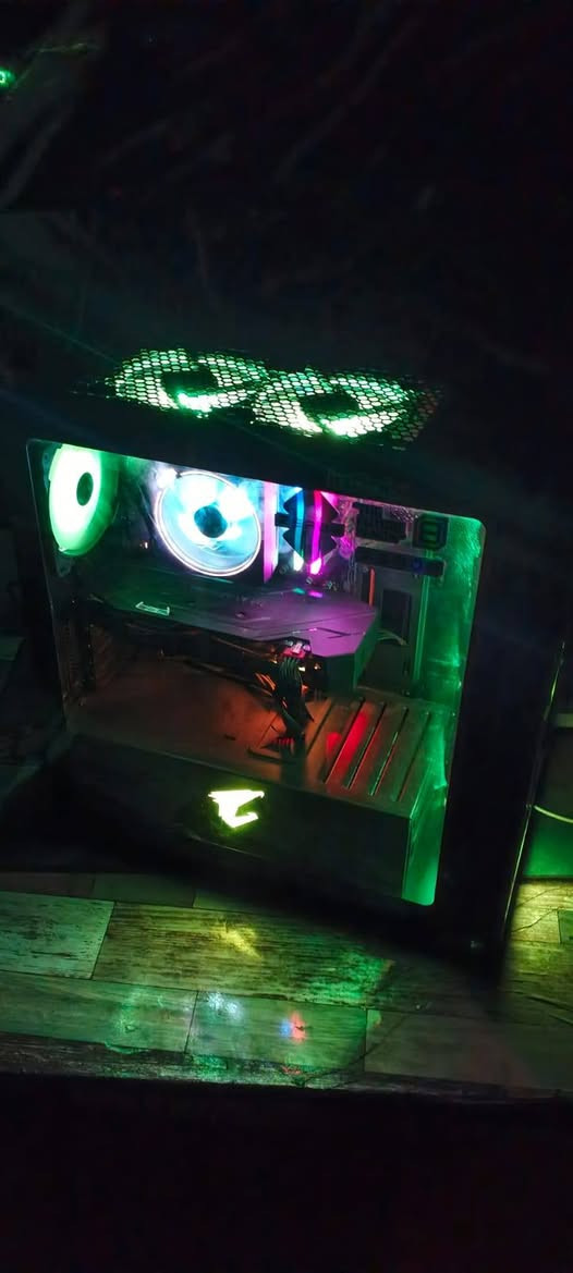 تجميعة بيسي احترافية (قطع براندات ونظيفة جداً):
كرت الشاشة: Gigabyte RTX 2060 Super 8GB

​اللوحة الأم: Gigabyte B450 AORUS Elite (تدعم 4 منافذ رام)

​المعالج: AMD Ryzen 7 3700X

​الرامات: GeIL Super Luce RGB 16GB (2x8GB) 3200MHz (رقاقات Samsung)

​التخزين السريع: SSD Lexar 250GB M.2 NVMe

​التخزين الإضافي: HDD 1TB Seagate

​المبرد: تبريد هوائي (غير الاستوك)

​الكيس: AORUS فاخر مع 6 مروحات تهوية

​ملاحظة: كيس متكامل من أشهر البراندات العالمية، نظيف وجاهز للأنظمة والألعاب القوية.

​السعر: 760 ألف دينار عراقي

الموقع: بغداد - الزعفرانية

يتوفر توصيل لجميع محافظات العراق 🚚

​للتواصل والطلب: ***********
