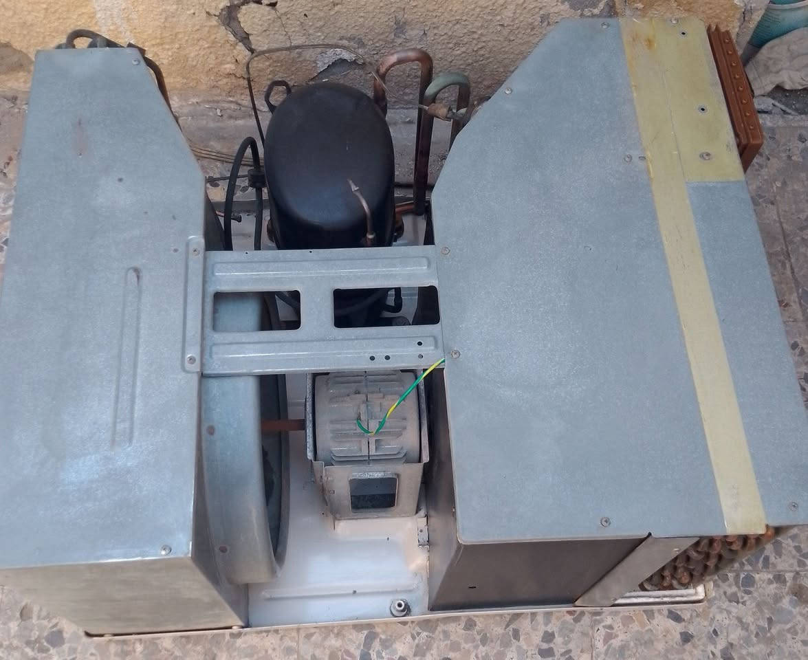 مكيف جنرال الياباني الاصلي 
الحجم طنين الطويل 
نسبة نظافة 95 بالمية 
شغال وتبريدة ثلج 
قرصة شركة أبد ما داخل تصليح 
تاخذه شرط الشغل مع ضمان 
العنوان بغداد الكمالية شارع الاصفر 
***********
