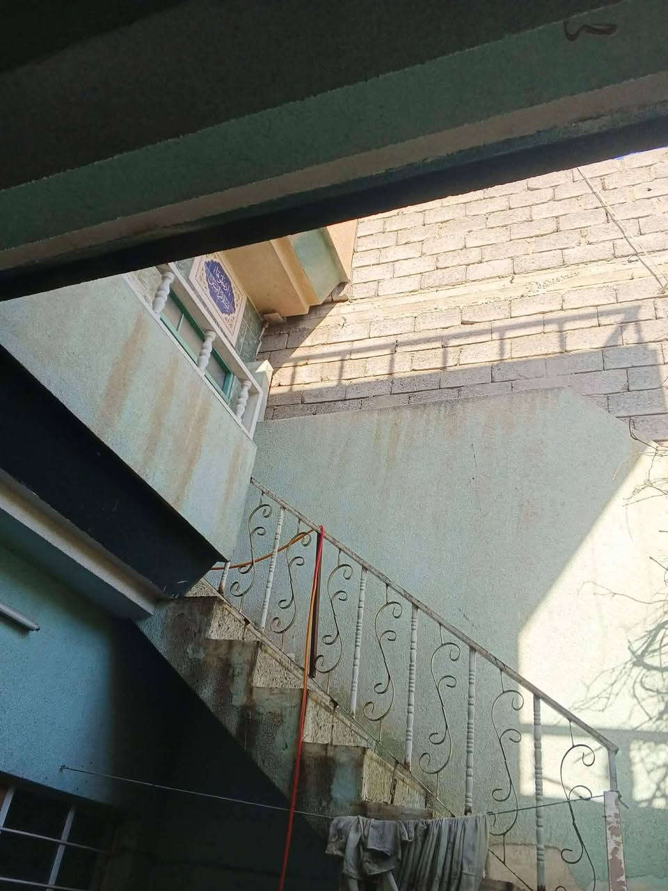 السلام عليكم بيت للبيع في منطقه دور السكرخلف معمل النسيج  ملك صرف باسم شخص واحد سند جديد
السلام عليكم بيت للبيع في منطقه دور السكرخلف معمل النسيج  ملك صرف باسم شخص واحد سند جديد 
🔵 مساحة البيت 108 متر مربع
🔵يتكون م̷ـــِْن طابقين منفصل واحد عن الثاني بدرج خارجي
🔵يتكون غرف نوم عدد 3 +استقبال +هولين+صحيات بالطابقين +حمام 2+ تواليت 2
🔵سقوف ثانويه بيه
🔵سيراميك بالصحيات
🔵 جام المنزل مضلل
🔵صبغ جديد + واجهة البيت نثر 
🔵الماء والكهرباء صافي مدفوعه بالكامل
🔵يقع ثاني بيت عن شارع مدخل الحي
🔵السعر اتصال + واتس اب
📱***********

