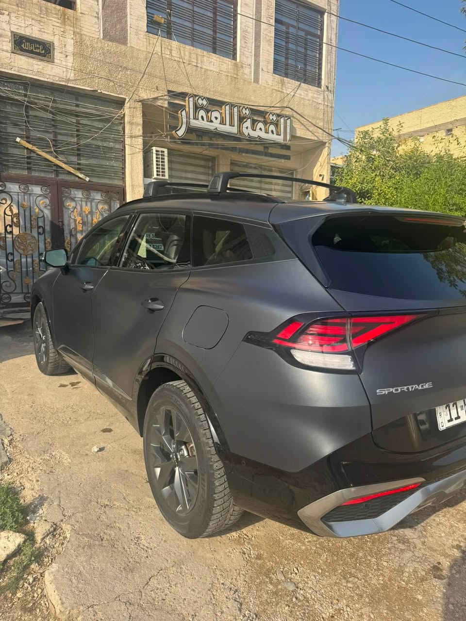 كيا سبورتج sx برستيج موديل 23 فوول موصفات اعلى فئة هايبرد بيه حادث دعاميه  و اشويه من الجاملغ والبنيد معدلات والداعميه بلاديه نفس اللون بدون ايرباك لون طافي مميز السيارة اي نقص مابيهه ماشية 90 رقم بغداد السعر 200 للاستفسار *********** صور الحادث مرفقة
