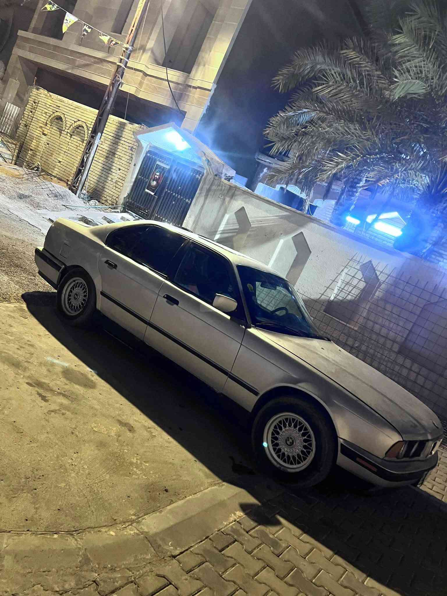 اسلام عليكم اخوتي
BMW525i.          اصل 
شباب السياره للبيع 
رقم بغداد كير مكينه جدد شادهن 
عيوني السياره مكانه بصرهـ الحكيميه 
السياره تعميره بيدي اشتغلته ماكو شغله ما اعرفه بيها 
نواقصه كله اعرفه 
السياره حداديه كلش حلوه ونضيفه 
نقصه تبريد ول تنته 
كلش حلوه ولطيفه بديها كله نضيف ومرتب مابي نقوصات 

بيعته مستعجله رحمه الوالديكم بس الشراي يتصل بيه 
***********
علماً انا جناي مو بياع شراي السياره صاله عندي سنه ونص تقريباً
