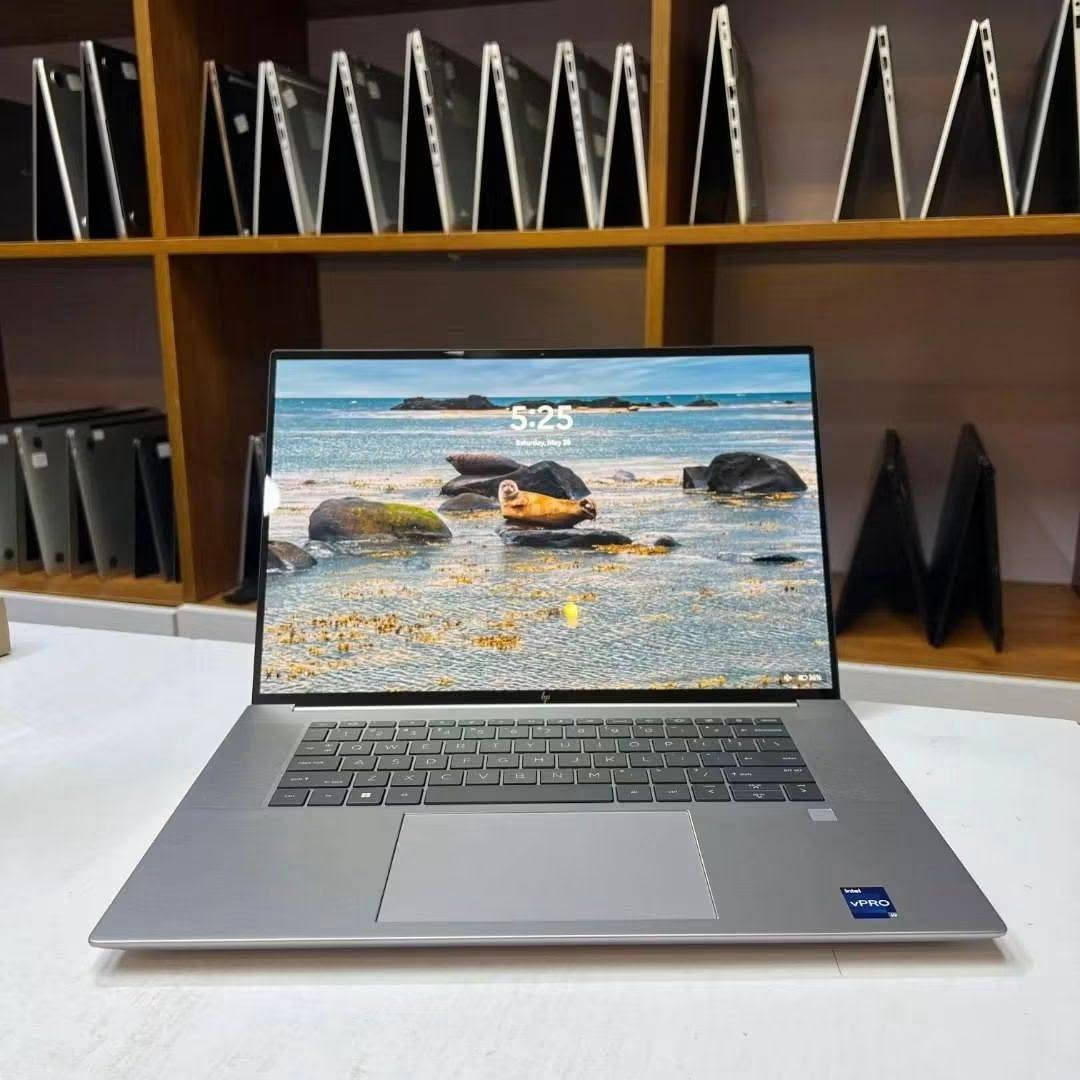 الكمية محدودة
ZBook Studio G10 Workstation العملاق والمصمم خصيصاً للمهندسين، المصممين، وصنّاع المحتوى المحترفين. 💻✨
🚀 المواصفات الخارقة للجهاز:
ملاحظة /  ممكن زيادة الرام الى 32 مع زيادة 300 الف دينار عالسعر. 
المعالج: Intel Core i9 13900H
(الجيل الثالث عشر الخارق) لأداء لا يعرف التوقف.

كرت الشاشة: NVIDIA RTX A1000 6GB Graphics الاحترافي المخصص لأقوى برامج الرندرة، المونتاج، والجرافيكس الثقيل.

الذاكرة (RAM):  16GB RAM DDR5 5600 MHZ
تضمن لك سلاسة تامة في التنقل بين البرامج المعقدة.

التخزين: 512GB SSD فائق السرعة لفتح النظام والملفات في ثوانٍ.

الشاشة: شاشة خيالية بدقة 4K زجاجية وتدعم اللمس (4K Glass Touch Display) لألوان فائقة الدقة ووضوح مبهر.
بصمة اصبع للأمان .
💎 حالة الجهاز:

ممتازة جداً (Excellent A++) بحالة الوكالة ونظيف تماماً.

🎯 الاستخدامات المثالية:
الهندسة، التصميم الثلاثي الأبعاد (3D)، المونتاج الاحترافي، والبرمجة.
السعر 
*********** 
***********

. 💻✨

ZBook Studio G10 Workstation العملاق والمصمم خصيصاً للمهندسين، المصممين، وصنّاع المحتوى المحترفين. 💻✨

نص مكتوب في الصور:
- XDA