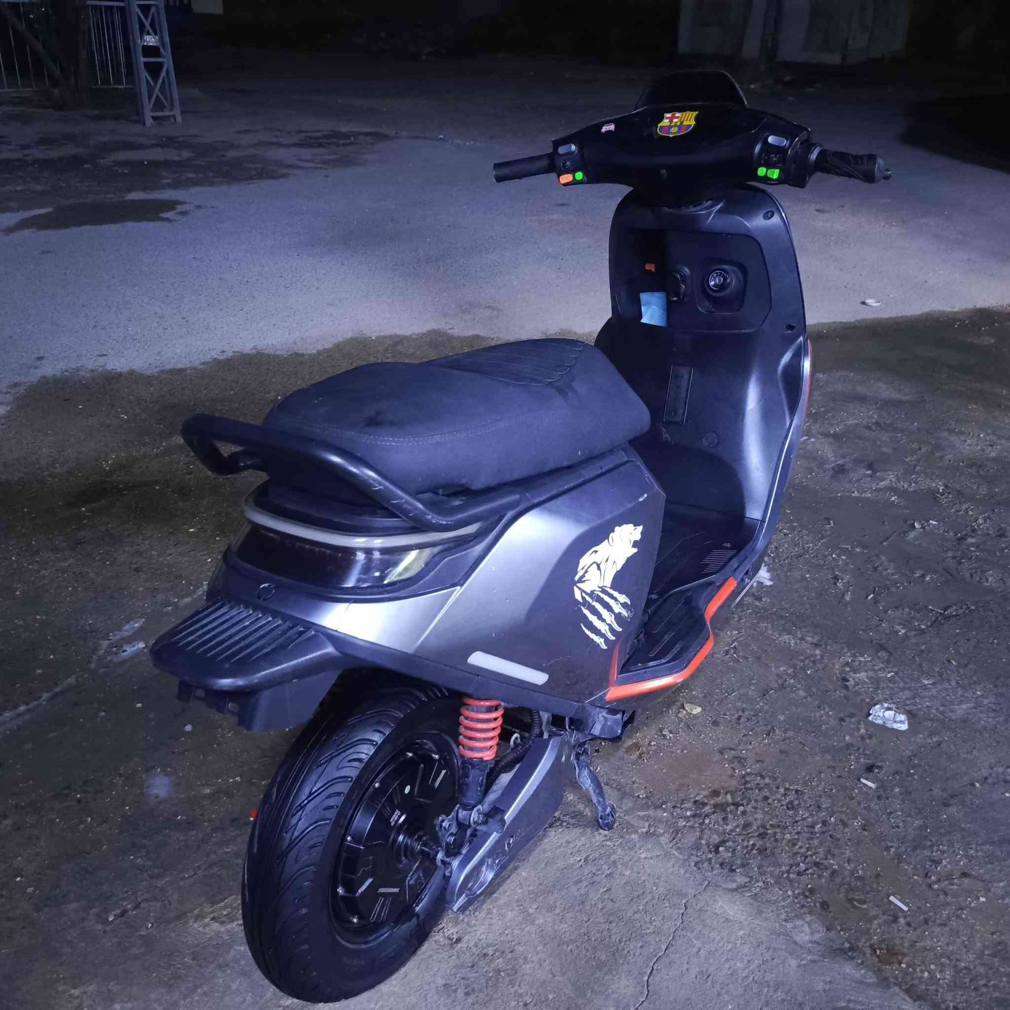 دراجه شحن للبيع السعر 650 وبيها مجال للطيبين دراجه ما بيها اي نقوصات ملفها 2500 بطارياته فول بيها نظام السايد بريك الرقم للاستفسار ***********
