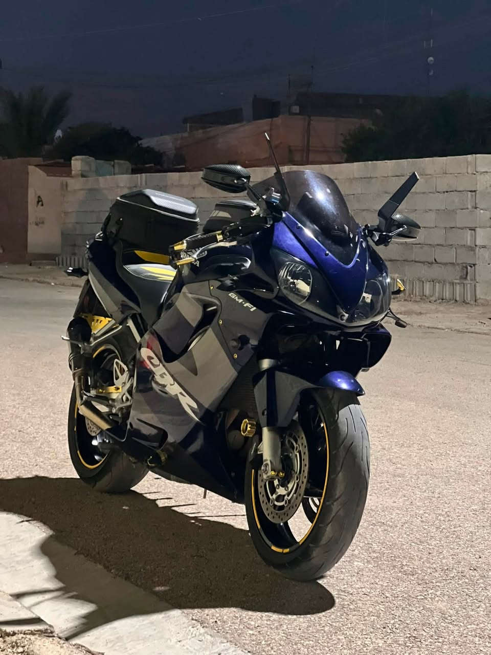 دراجة هواند 600 cbr لون حبري بدون رقم بدون اوراق مكفولة انتربول او طلب او عشائرياً او سرقة
مقاطع كاملة للدراجة و للغراض موجودة الي مهتم يتواصل  
2006 
كفالة عامة من التاير للتاير 
على وضع الشركة ماشية 10 تالاف اخت الزيرو 
عليها اضافات هواي 
جنط ثنين مغناطيس قوي و ثانية مشدودة بالكشن 
مري h2 كاربون  + مري الكاربون + مري الدراجة موجودة 
زعانف كاربون 
يدات الاصلية موجودة مغيرها بلون ذهبي 
واقيات يد خارجية كاربون مطعم بذهبي 
الكشن مدوشم بلون اصفر 
قاري فولتية 
ستاند مانع اهتزاز
شاشة دراجة 
قاعدة رقم خلفي لايت 
سلايدرات زوجين 
كزوز رياضي وياها sc 
وكزوز الي عليها رياضي كاربون مع كاتم 
الغراض الي خارج الدراجة تاخذها من تشتري الدراجة 
كامرة سبورت 1080 + مري الدراجة الاصلية + يدات الدراجة الاصلية + سلايدرات زوج ذهبي + لواصق ويل + مساعد ستيرن ذهبي + ستاند متحرك حر + اشاير + كزوز sc + ستاند تلفون رگبة + الخوذة gike مع كامل الملحقات + قبضات تانكي ثنين ذهبي و ازرق 
الدراجة نظيفة بمعنى الكلمة ومابيها اي مشاكل تجي تجيب وياك الف فيتر تفحص و تفحص طلعات محافظات 

مكان الدراجة الانبار 
السعر على الرقم 
واتساب ***********
اتصال ***********
تاخذ الدراجة تفحص وين ما تروح و تخابرني اي مشكلة بالدراجة فلوسك ترجع لك 
سبب البيع الدراجة ما جاي استخدمها لان اخذت سيارة
