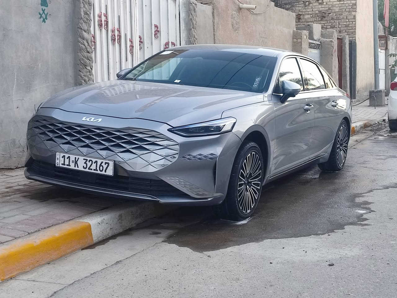 ***********
سلام عليكم k8 2023حره 
السياره فول برده خلفيه كهربائيه 
رادار امامي خلفي 
السياره بيها قطعتين اكلير بنيد وجوملغ جهه السايق بدون دواخل  السياره جديده بمعنه الكلمه تخم تاير تحكم مسجل خلفي 
السياره ماشيه 36
السعر 200$وبيها مجال
