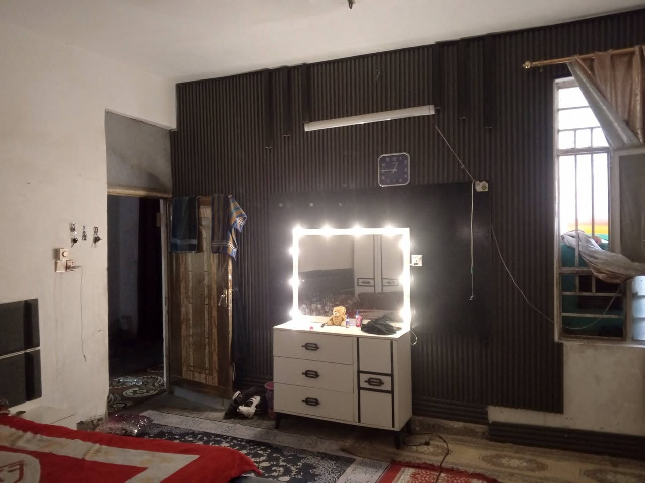 السلام عليكم بيت للبيع طابوك من جوه كله كامل بياض وسراميك بس الواجهيه ما ملبوخه البيت ركن مجاري رئيسيه باب البيت وكهرباءوطنيه من التيل العنون العبيدي شارع  ***********معمل سينالكو قرب عرب شيران
