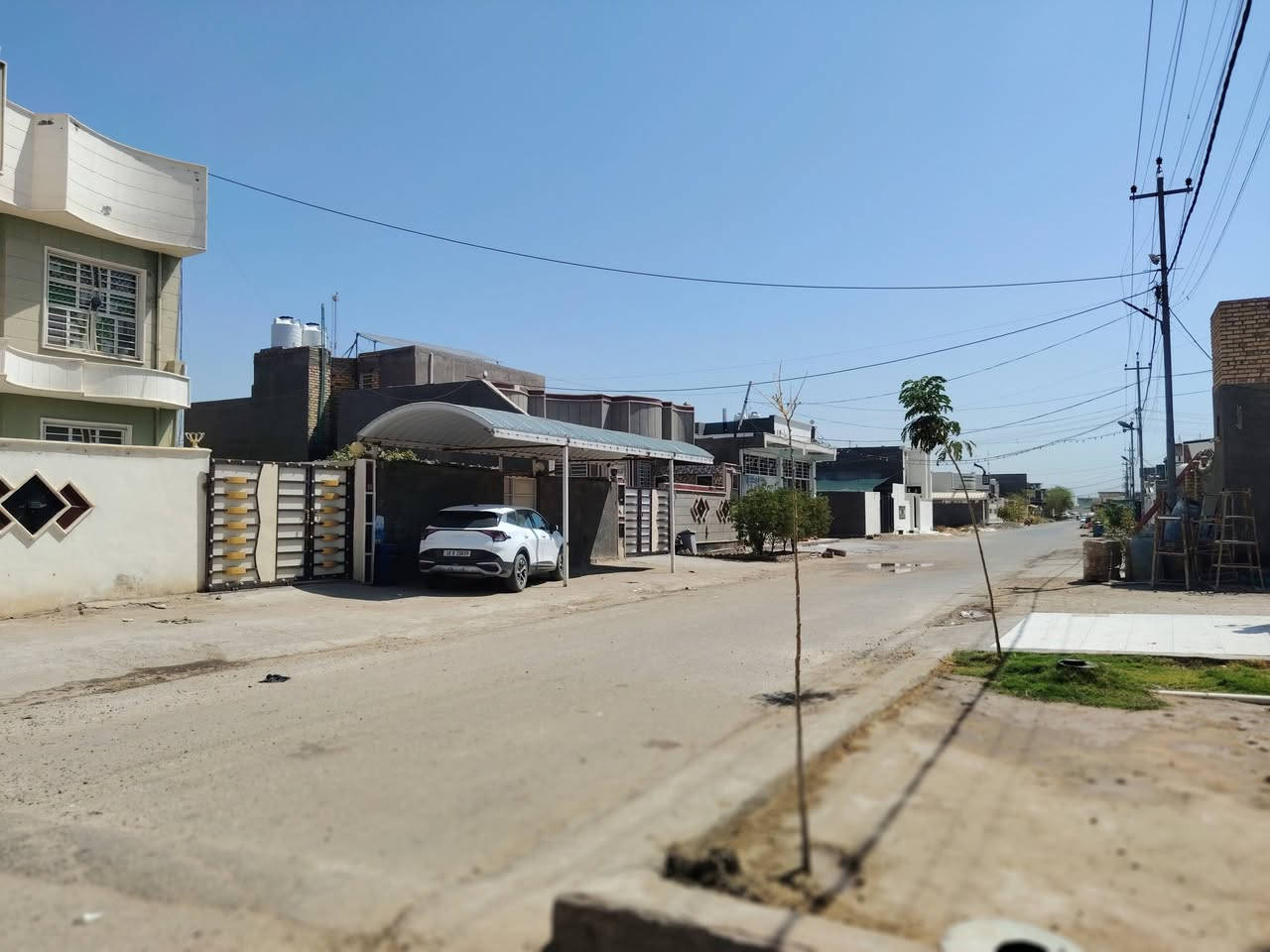 ملاحضه/ السعر خاص. او اتصال. او واتساب 
السلام عليكم.. بيت للبيع / في مجمع حجي حسين مقابل المستشفى. قرب اسواق ابو احسان مباشرة.
بشارع ال ١٥ متر
 مساحه البيت ٢٠٠ متر 
بناء حديث جداً. طابوق جمهوري. يتكون من. غرفتين وصاله ومطبخ واستقبال. صحيات داخليه وخارجيه. وشغل كله درجه اولی. للإستفسار عل رقم ***********

