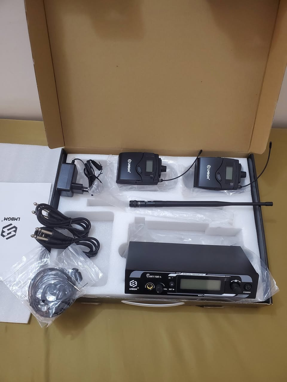 نظام مراقبة لاسلكي داخل الأذن (In-Ear Monitor System) من العلامة التجارية LMBGM، طراز AR1100.يتضمن النظام جهاز إرسال (Transmitter) مع شاشة LCD، وجهازي استقبال (Bodypack Receivers)، وسماعات أذن.يعمل النظام على ترددات UHF ويتميز بتقنية اقتران التردد بالأشعة تحت الحمراء (IR) لسهولة الإعداد.يستخدم عادةً للمسرح، الاستوديو، والعروض الحية لتمكين الموسيقيين من سماع صوتهم بوضوح.

المراسلة خاص او واتساب ***********
يوجد توصيل لكل المحافظات
