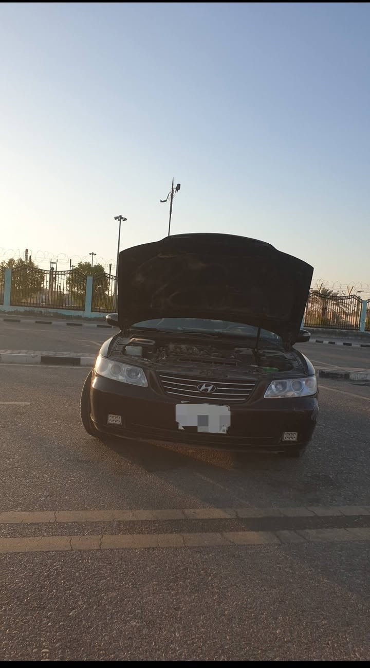 ### *للبيع هيونداي أزيرا 2009*
*المواصفات:*
- *الموديل*: 2009 
- *اللون*: كرزي غامق
- *المحرك*: V6 سعة 3.3 
- *الكير*: اوتوماتيك 
- *الحادث*: گصة جنطة - شغل درجة أولى متؤمه أربيل طبق الأصل
- *الحالة*: السيارة جاهزة 
    - ادامة كاملة للتبريد - كله جديد
    - مكينة جديدة - مابيها نقص
    - حدادية 100/80
- *السعر*: 35 ورقة وبيها مجال
- *المكان*: محافظة ميسان - العمارة
- *للاستفسار*: *********** - متواجد واتساب
