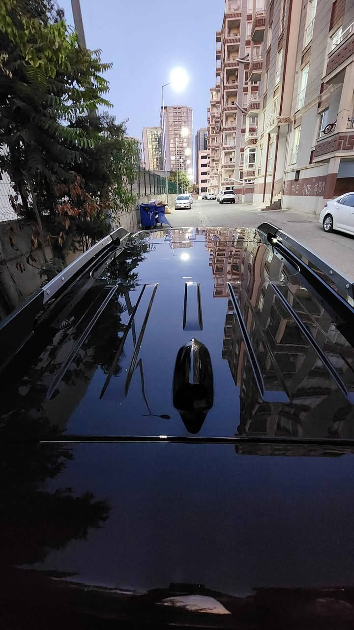 ✨ جمسي أكاديا 2022 GMC Acadia SLE VIP ✨

السيارة المرغوبة التي تجمع بين الفخامة، الثبات، والقوة
صاحبها الأول طالبها مواصفات خاصة "تفصال" من الشركة، والسيارة بإسمي والتحويل فوري وبشرط.

📋 المواصفات الأساسية للسيارة
2022 SLE (VIP - دبل أكسن)
58 ألف ميل
أسود ملكي مميز 🖤
2.0 لتر توربو (4 بستن) بقوة 228 حصان (سريع واقتصادي، تمشيك بالتانكي حوالي 890 كم، ويقبل بنزين عادي)

كير 9 نمر أوتوماتيك (نظام دكم)

نظام تزحلق الوحل والثلج، الطرق الوعرة، السباق Sport، دفع أمامي + فورويل (أمامي وخلفي)

🔹 أهم المواصفات والأنظمة الذكية (VIP)
•  فتحتين سقف + 3 صفوف مقاعد منفصلة (الكشن الرئيسي كهربائي + نظام تدفئة كشنات الأمامية).
• نظام صوتي احترافي: 8 سماعات طلب خاص ماركة Bose® Premium.

•  التبريد: 3 قطع ثلج تحكم مستقل لكل الصفوف.

•  الشاشة: شاشة بلادية تدعم Apple CarPlay و Android Auto.

•  التشغيل والدخول: تشغيل عن بعد، 2 سويج بصمة، 5 بصمات أبواب للدخول الذكي، مع نظام قفل تلقائي.

•  الصندوق الخلفي: كهربائي يفتح بالحساس (عن طريق القدم) مع إظهار علامة GMC ضوئياً.

•  أنظمة الأمان والرادارات: رادارات خلفية، جانبية، وأمامية، نظام تحديد مسار الشارع الذاتي، نظام التوقف الذاتي الفرملة التلقائية، ومنبه ما قبل الاصطدام على الزجاج الأمامي (داتا شو).

•  الإضاءة: منظومة زينون بلادية مع نظام الإضاءة العالية الأوتوماتيكية، وإشارات على المرايا الجانبية.

•  إضافات أخرى: سايد بريك بصمة، شفتات تحكم بالستيرن، مثبت سرعة، منافذ شحن موبايل لجميع صفوف المقاعد، بطارية AC-Delco بلادية، أرضيات جلد كاملة بلادية تحمل شعار GMC الأصلي، السيارة مسويلها سيرفس كامل وتخم إطارات جديد.

🔹 حالة البودي والحادث
• البودي: السيارة كبس من الأمام والخلف على هيئة الشركة، ومجهزة بدعاميات بلادية فئة Denali.
• الحادث: خفيف في جهة السائق بدون أي ضرر داخلي. الجاملغ الأمامي مرجع بلادي، والضرر الثانوي في الجاملغ الخلفي.

السعر
23,600$ (شدتين و 36 ورقة)
للاستفسار والتواصل واتساب
*********** دهوك, العراق
